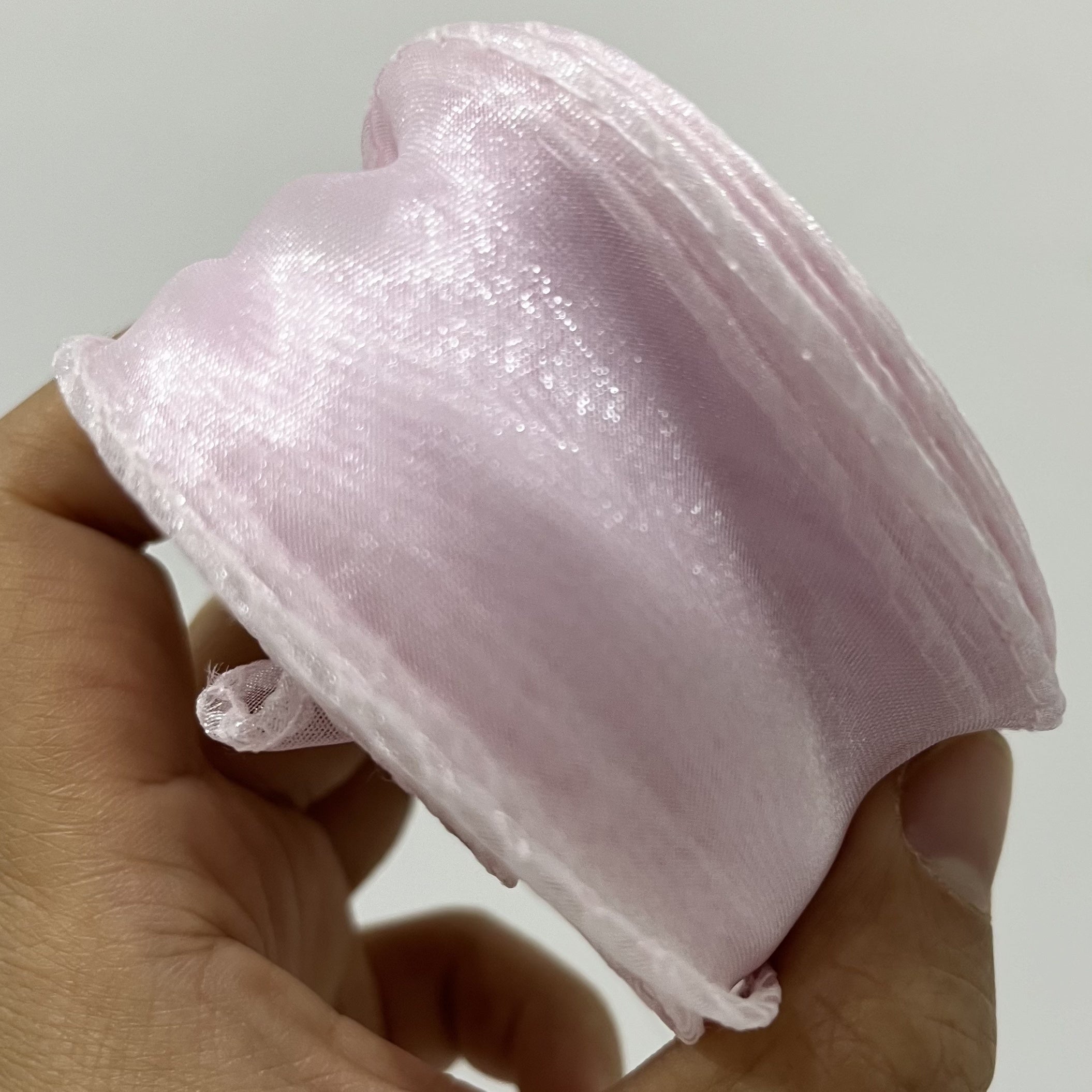 Envoltura de regalo para el Día de San Valentín con cinta de raso de gasa para decoraciones de bodas