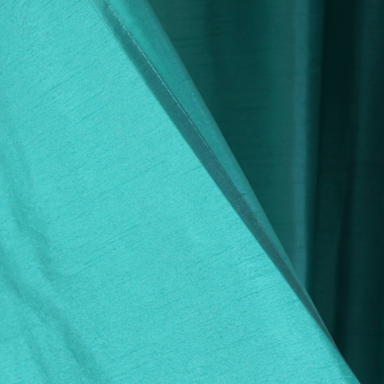 Занавески с люверсами для затемнения, идеально подходящие для спальни или гостиной, доступны в двух размерах: 139,7*213,36 см или 139,7*241,3 см. Блокируйте солнечный свет и создавайте затемняющий эффект в вашей комнате.