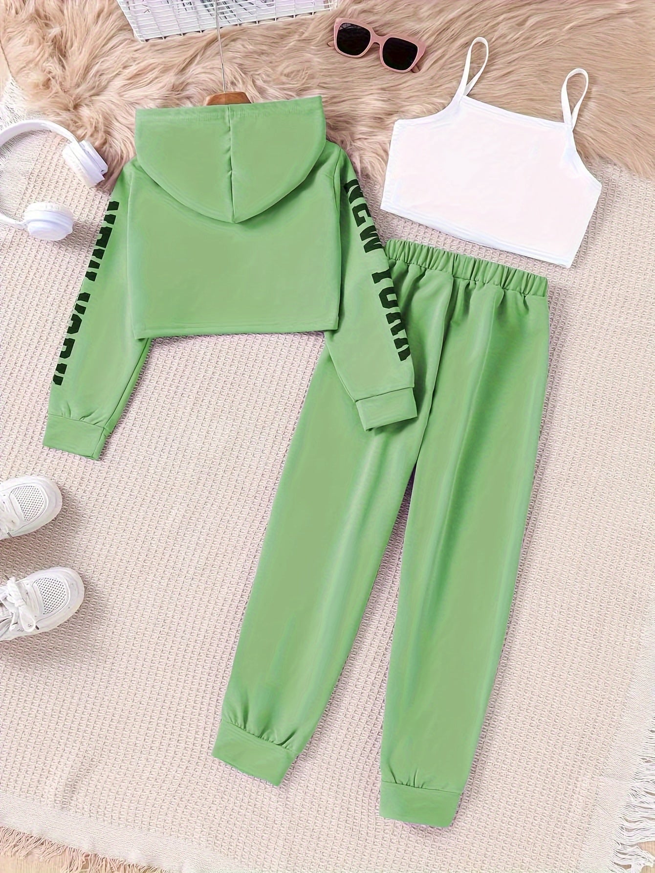 Девчачий наряд с худи, топом-каму и спортивными брюками для весны и осени