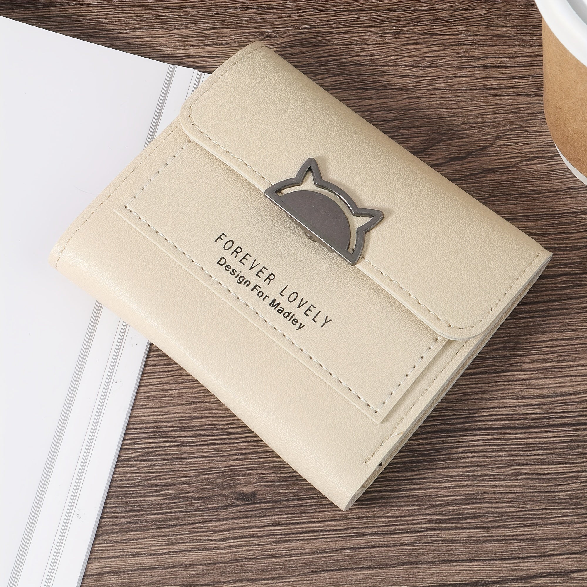 Mushuk metall bezakli, ko'p karta joylari va tangalar uchun cho'ntak bilan ixcham egiluvchan hamyon, qizil, pushti yoki qora ranglarda mavjud.