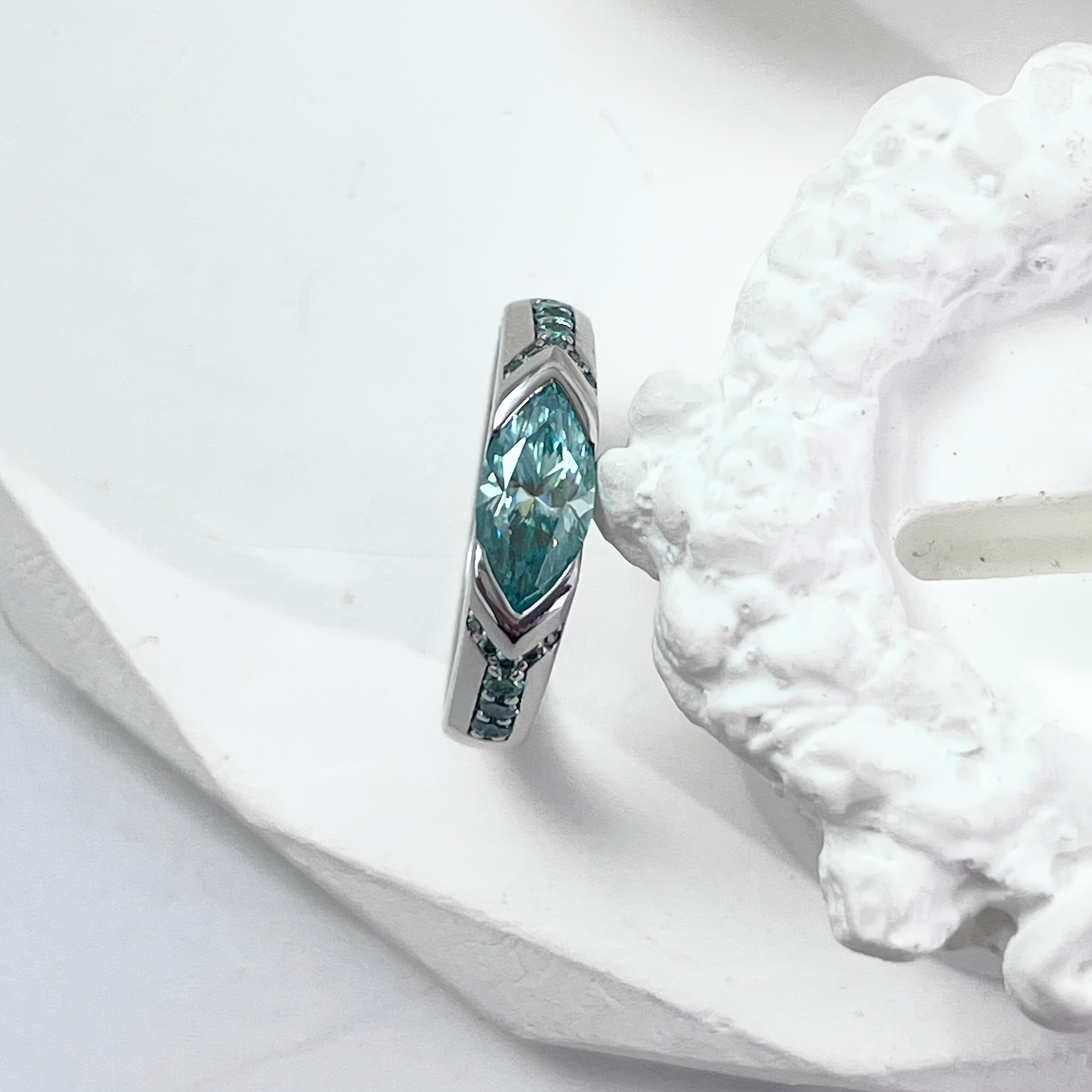 S925 sterling silver moissanite marquise uzuk, kumush qoplamasi va nafis preppy uslubiga ega bo'lgan hashamatli 1 dona. 1.26 karat moissanite toshi bilan va 4.5 gramm og'irlikda, bu uzuk kundalik kiyish yoki quyidagi maxsus tadbirlar uchun mukammaldir.