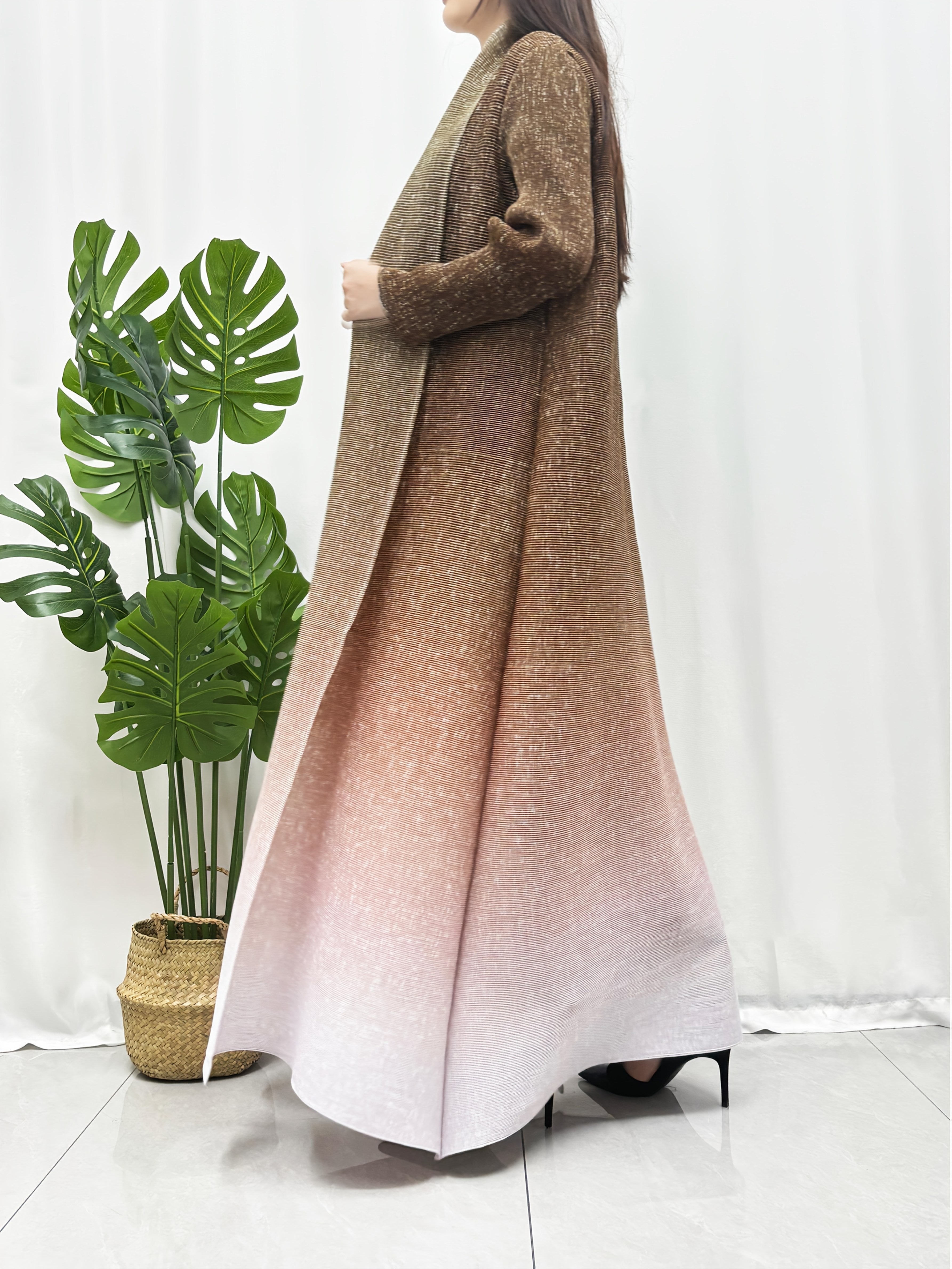 Abrigo largo de mujer con degradado, alta elasticidad y abertura frontal