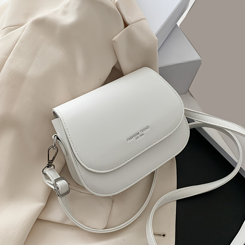 Silliq va zamonaviy ot bag'aji, tasodifiy tuzilishga va minimalist dizaynga ega, yelka ustida yoki diagonaldan taqilishi mumkin.