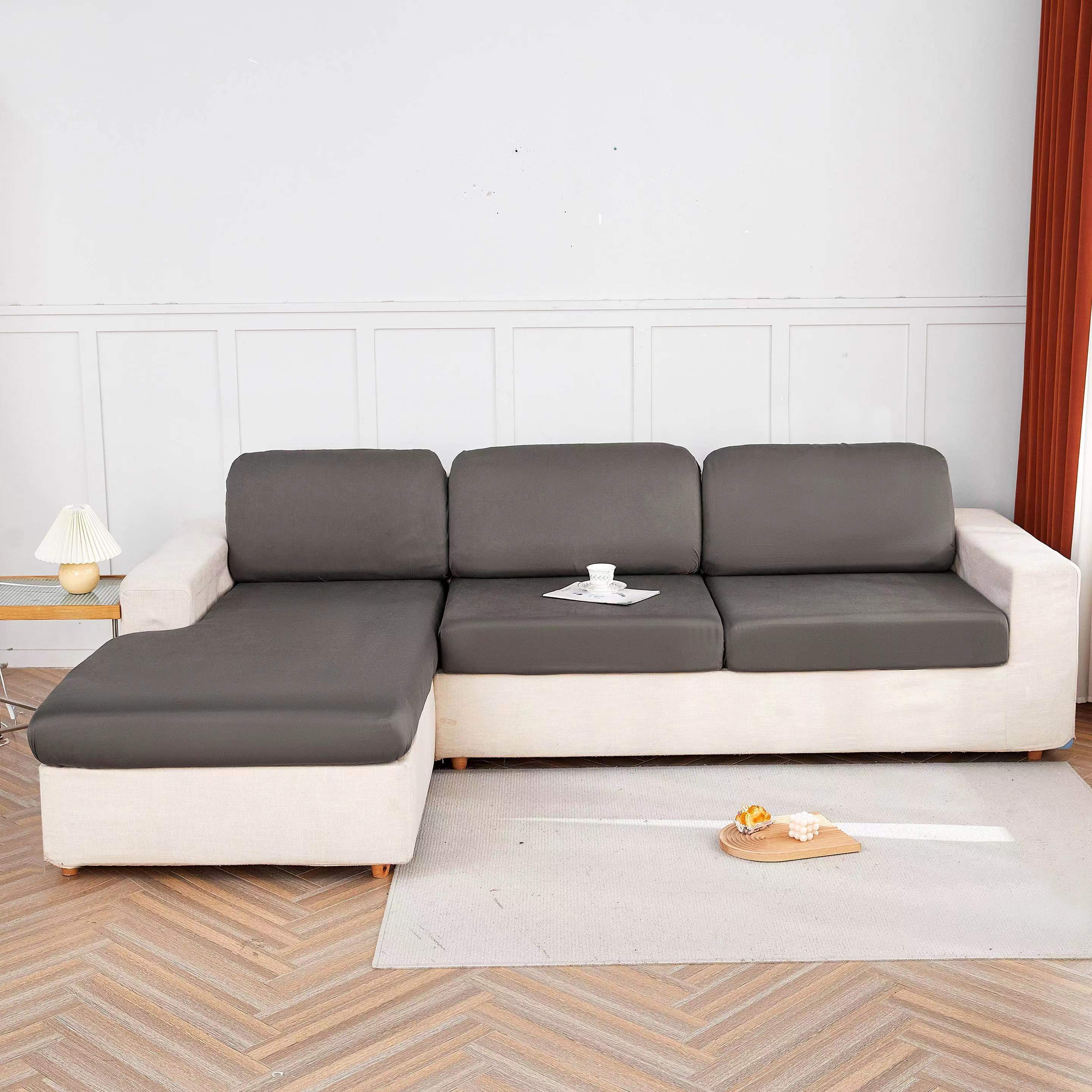 Elastik pastki bilan cho'ziladigan divan yostiq qoplamasi, yashash xonasi divanlarida oson olib tashlash va chizish qarshiligi uchun mo'ljallangan.