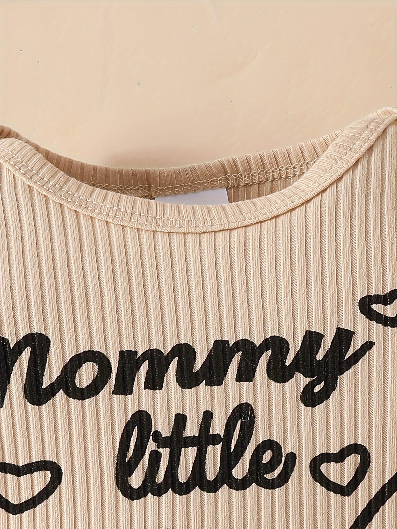 Uzoq yengli ko'ylak va shimlar bilan bosh o'ralgan uch qismli to'plam.