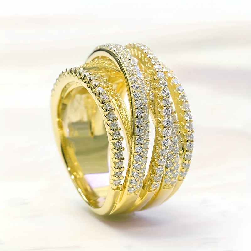 Ushbu zamonaviy halqa uzukning o'zingizga yoqadigan rangini tanlang, u porlaydigan zirconia bilan qoplangan, kumush, oltin yoki pushti oltinda o'zaro bog'langan dizayni bilan.