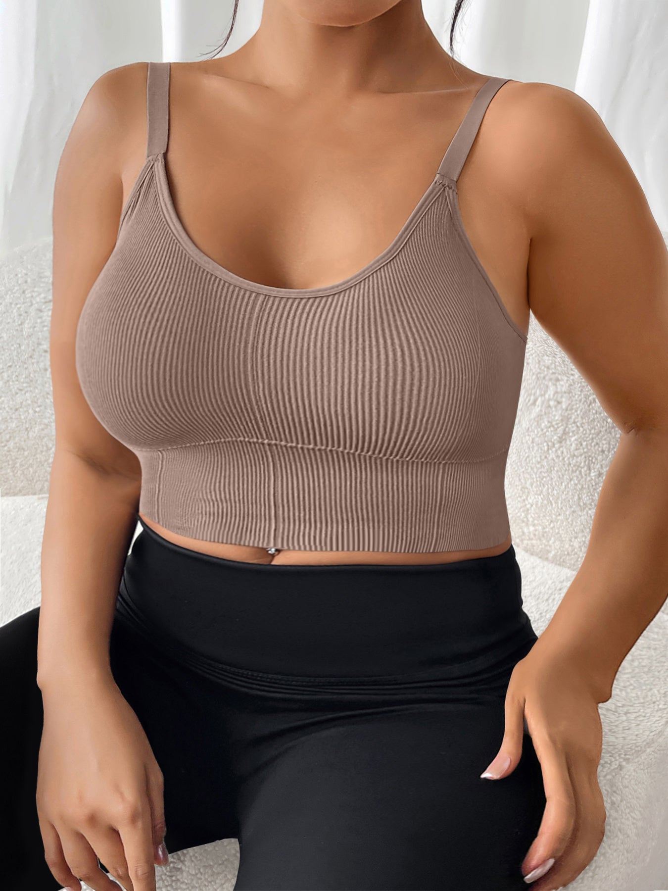 Plus o'lcham sport bra tank top to'liq rangli ribli orqa qismi bo'sh olib tashlanadigan padlar