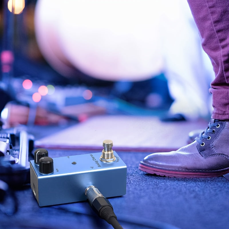 Pedal de efectos de guitarra de metal rojo con distorsión, overdrive, retardo, trémolo y chorus