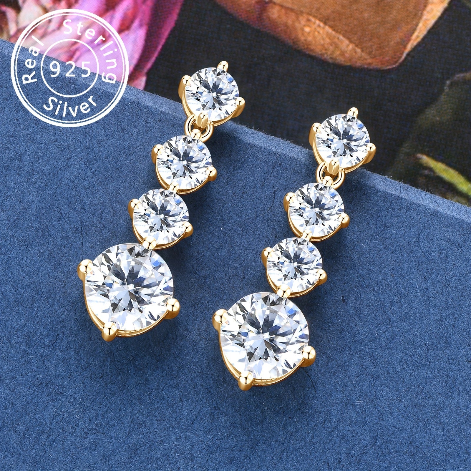 Ushbu nafis sirg'alar 925 sterling kumushdan yasalgan juft sirg'a va bitta 8mm dumaloq Mozambik toshi pendanti bilan ta'minlangan. D rangidagi toshlar har qanday tadbir uchun mukammal, bo'lsin u to'y, nikoh yoki tug'ilgan kun sovg'asi. Sirg'alar og'irligi