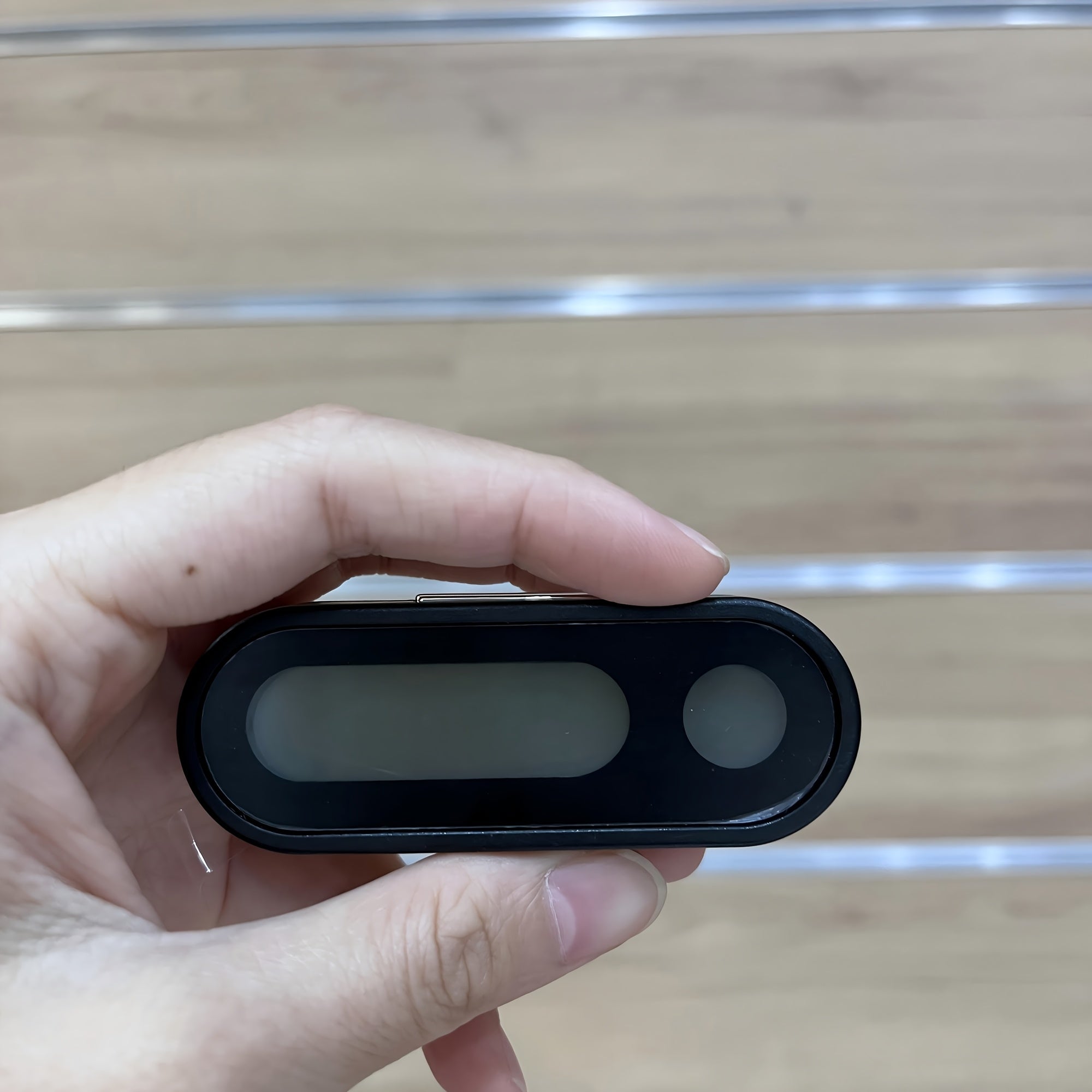 Orqa yoritilgan LCD displey bilan raqamli avtomobil soati va termometr