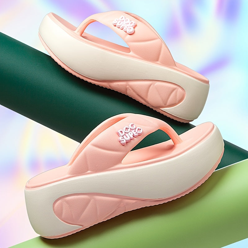 Yozgi chiziqli ayollar uchun platformali flip-floplar, EVA materialidan tayyorlangan, tashqi foydalanish uchun qalin taglik va oson kiyiladigan uslubga ega. Qo'l bilan yuvilishi mumkin va yoz uchun chiroyli.