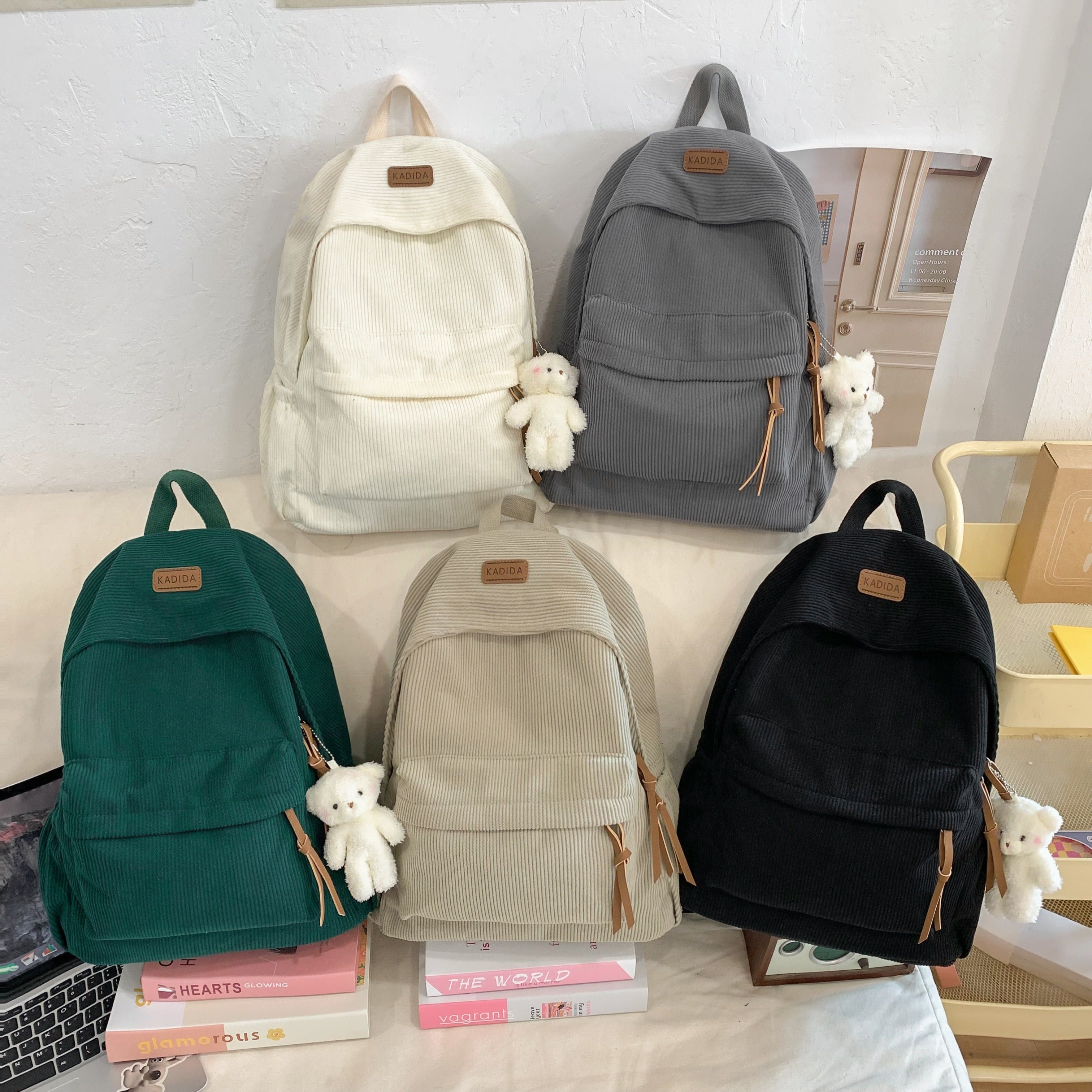 Katta sig'imli ayollar uchun korduroy rucksack, yoqimli ayiq pendanti bilan, o'rta maktab va kichik maktab uchun ideal.