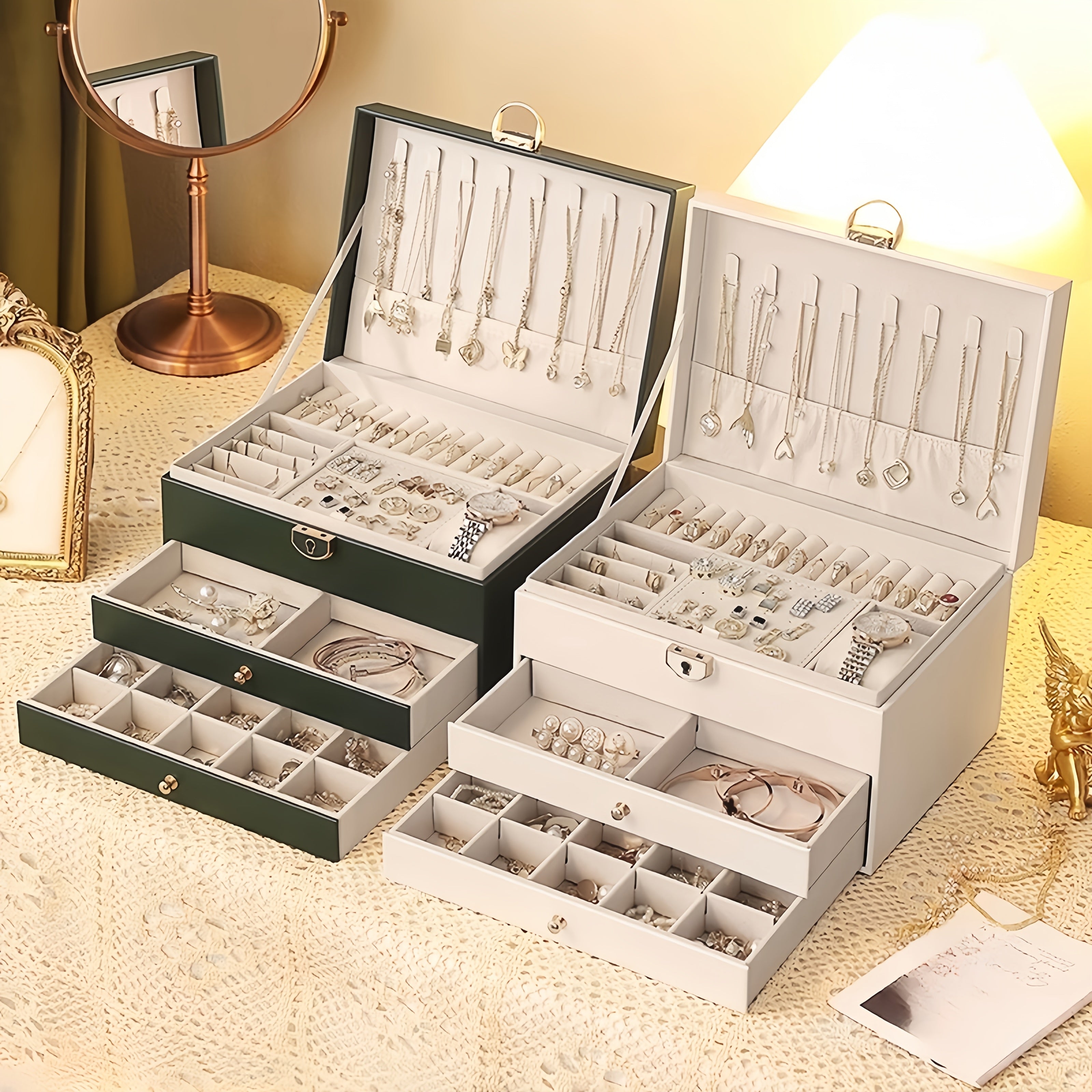 3-qavatli sun'iy charmli zargarlik saqlash qutisi, qulflangan, yumshoq qoplamali tortmalar. Marjonlar, bilakuzuklar, soatlar uchun keng joy. Yashil va oq ranglarda mavjud. Ayollar uchun mukammal sovg'a va