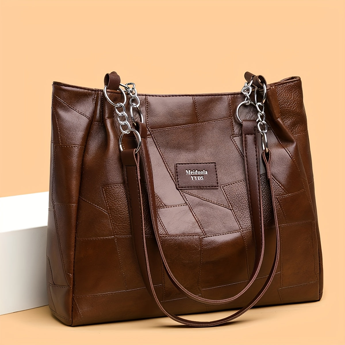 Стильная стеганая сумка-тоут с молнией, фиксированным ремнем и классическим дизайном, идеально подходящая для работы или повседневного использования. Доступна в черном, белом или коричневом цвете.