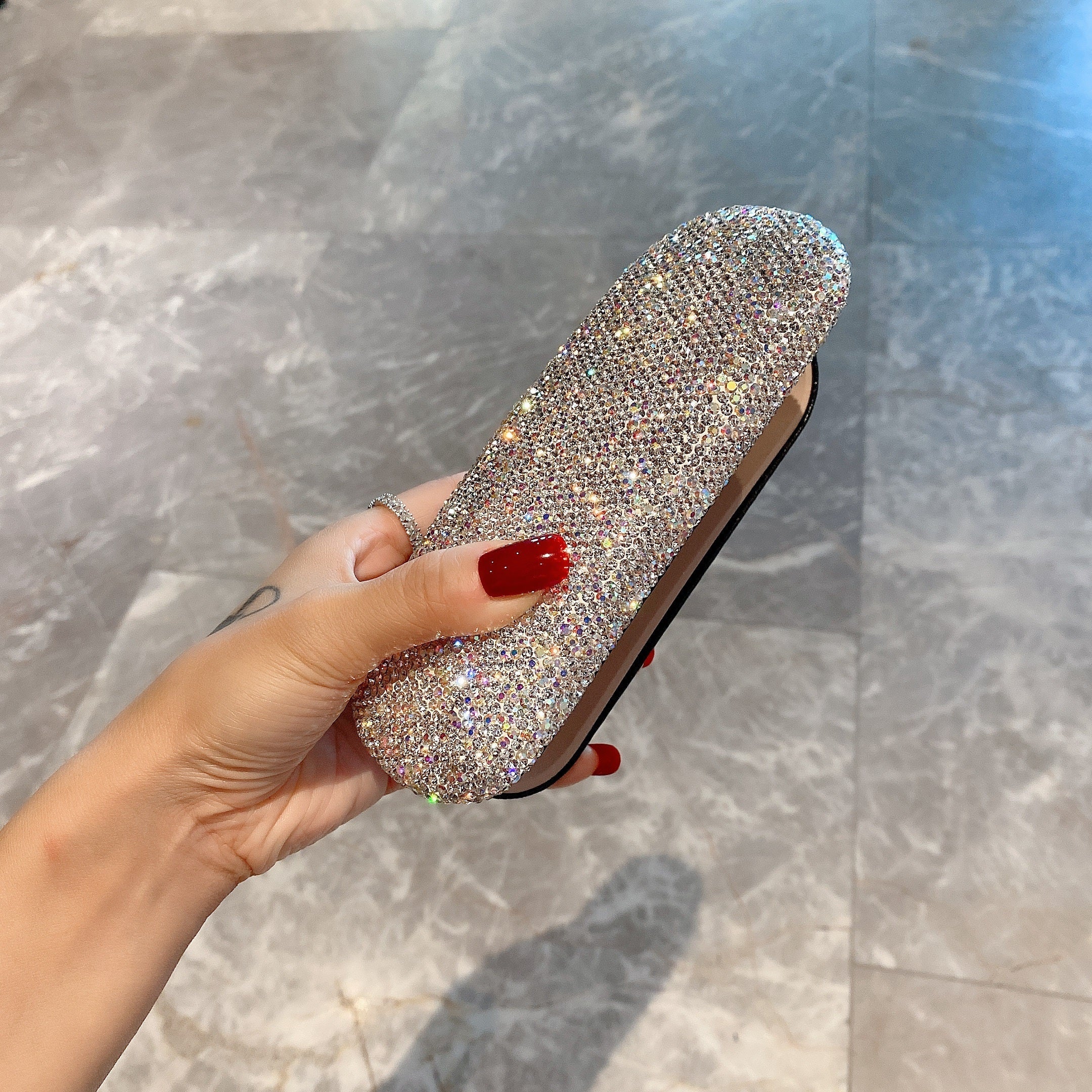 Rinestone bilan bezatilgan, zamonaviy sun'iy charm, ayollar ko'zoynaklari uchun yuqori sifatli ushlagich, retsept ko'zoynaklari uchun mustahkam va nafis.