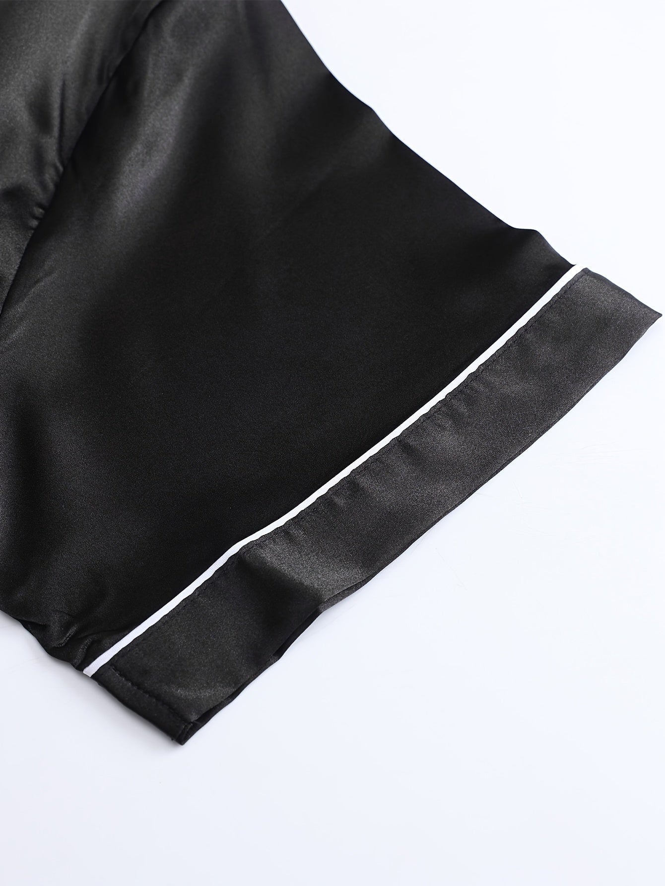 3 ta erkaklar uchun yengli, shortli va engil uzun shimli uyqu kiyimlari. Oddiy va norasmiy yozgi kiyim uchun ideal, bir rangda va kardigan yaka bilan.