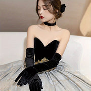 Kumush aksanlari bilan qora satinning uzun barmoq qoplamali qo'lqoplar kechki kiyimlar va sahna chiqishlari uchun