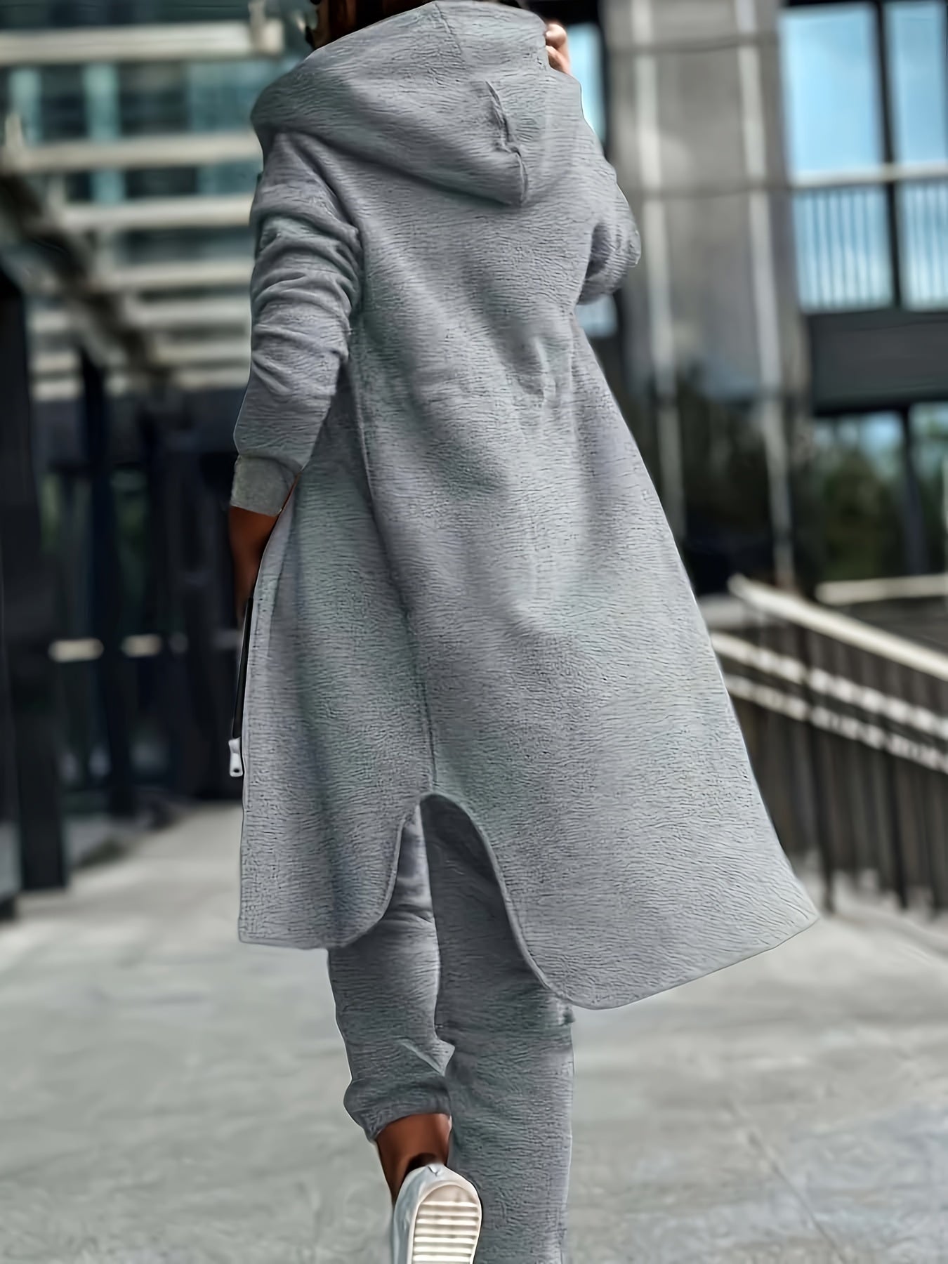 Katta o'lchamdagi ayollar uchun xit gray hoody va jogger to'plami. Asimmetrik qirralari bilan zip-up uzun qo'lqopli yuqori va tortishqoq shimlar mavjud. Polyester aralashmasidan tayyorlangan va mashinada yuvish mumkin.