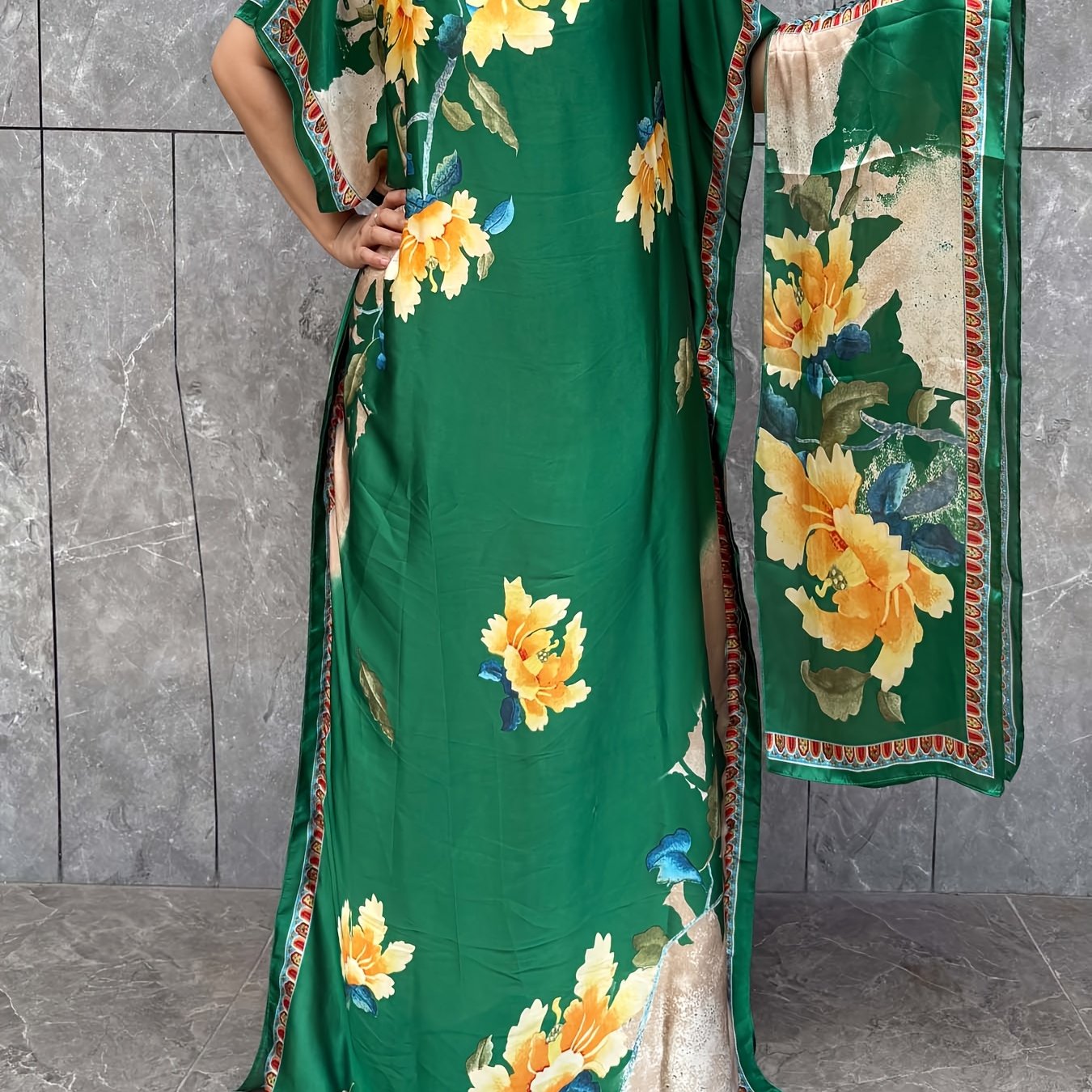 Plus o'lchamli maxi kaftan kiyi gullar bilan bosilgan, oqimli va qulay ayollar uchun