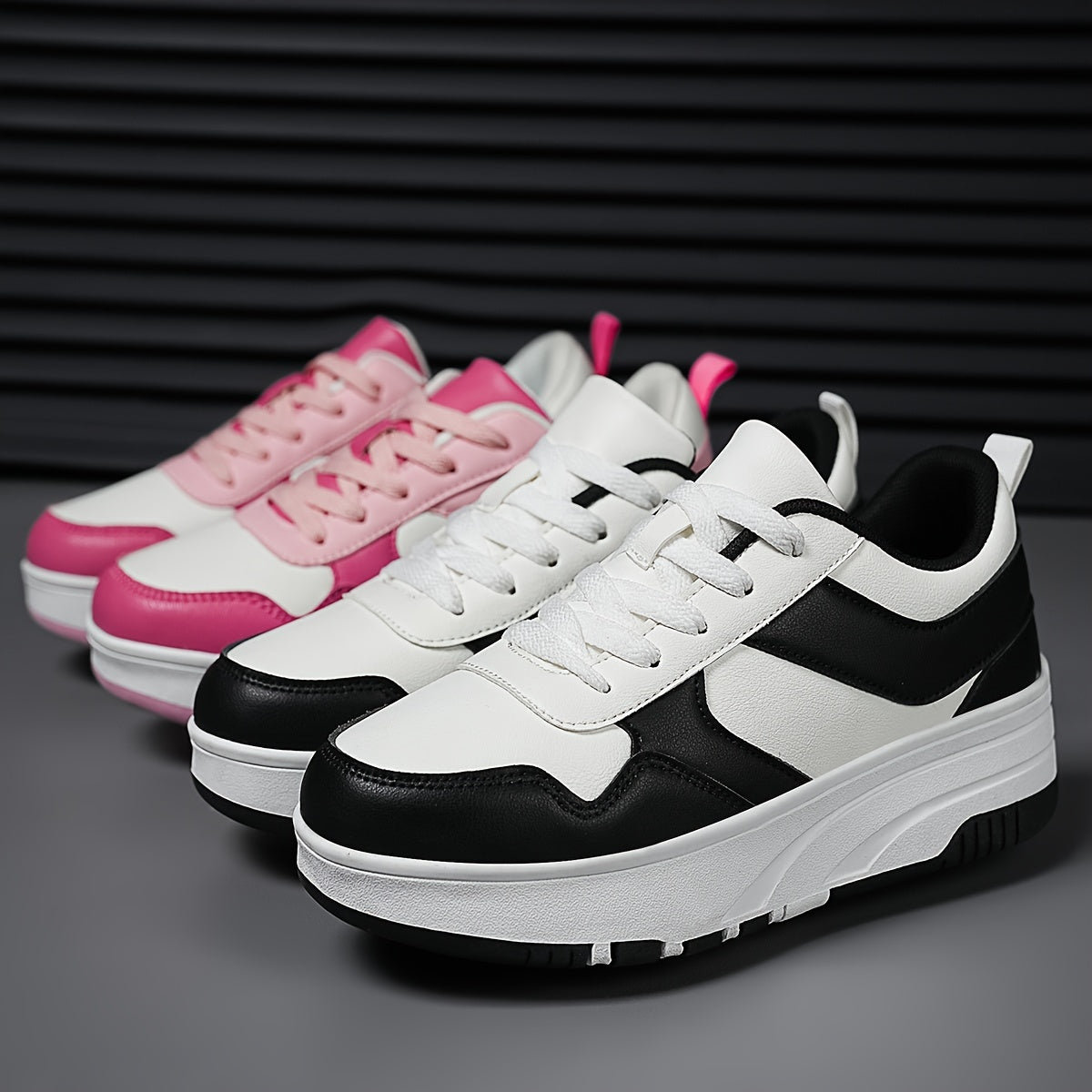 Qizlar uchun klassik qora va oq rolikli konkilar, ajratiladigan g'ildiraklar va nafas oladigan dizayn bilan. Tashqi faoliyatlar va skeytbord uchun mos, yuqori ko'cha uslubi bilan. Shuningdek, quyidagilar sifatida ham kiyilishi mumkin.