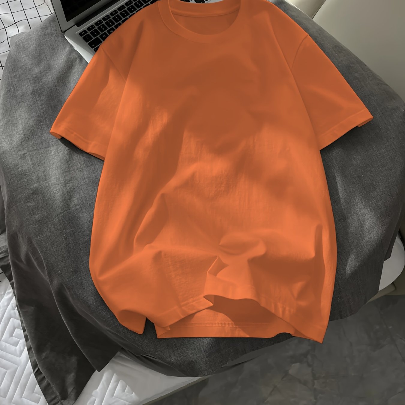 Yoz uchun erkaklar uchun bir rangli T-kofta, tasodifiy ko'cha uslubi