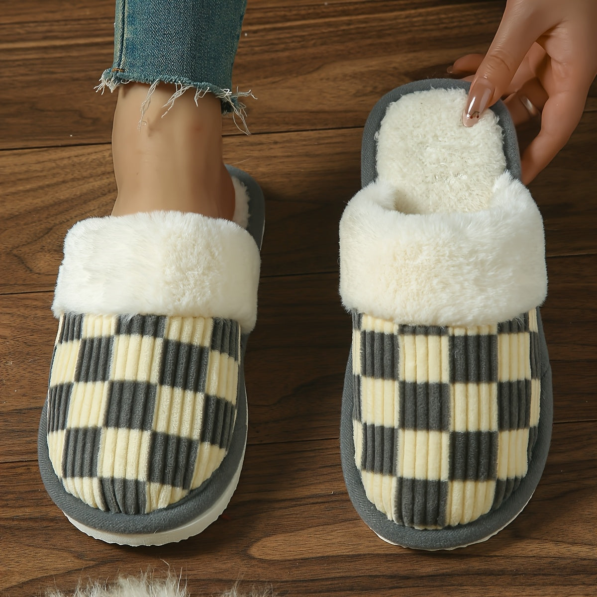 Women's Cozy Plaid Slip-On Slippers with Faux Fur Lining for Home Use