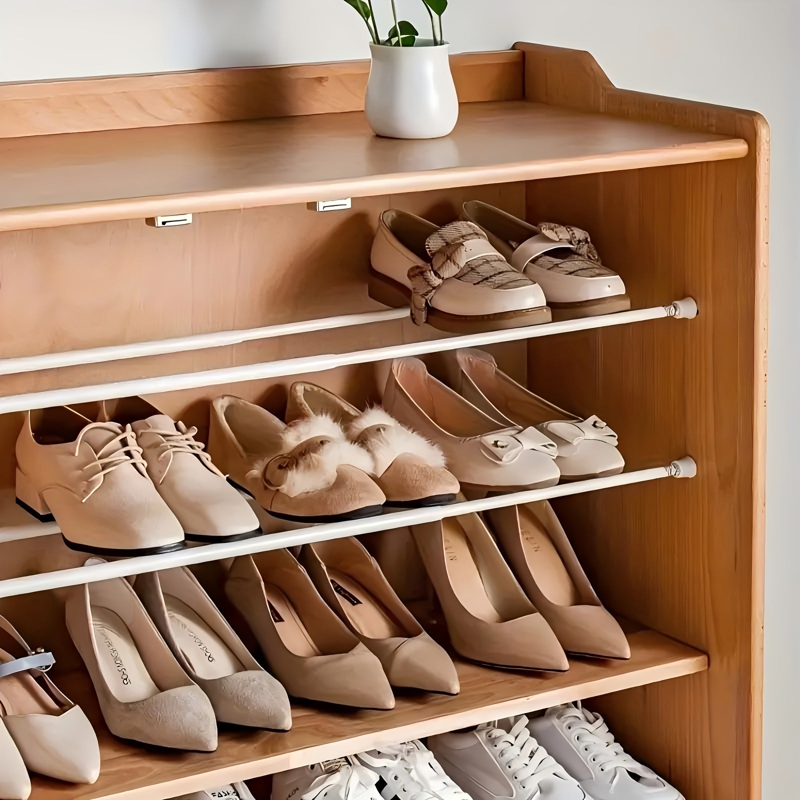 Turli joylarda oson o'rnatish uchun sozlanadigan spring kuchi bilan ko'p maqsadli metall pardalar tayoqchasi.