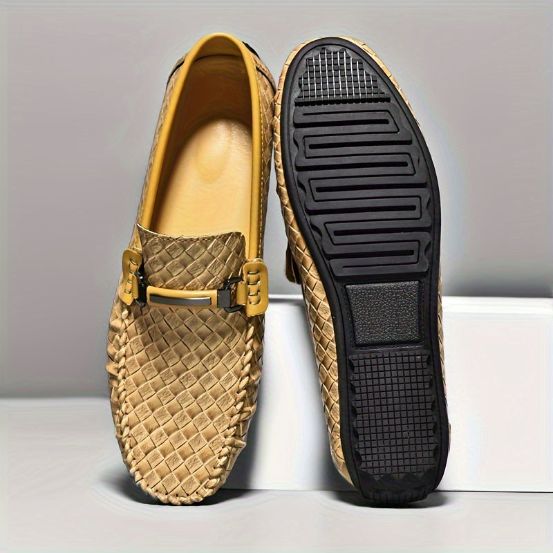 Yozgi tasodifiy uslubda qulaylik uchun, olov naqshli, kamon dizaynli va yengil kauchuk taglikli, erkaklar uchun nafas oladigan qora slip-on loferlar.