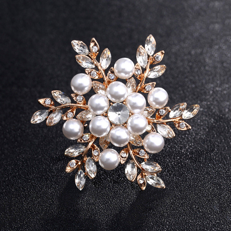 Snowflake Crystal Brooch for Men and Women Elegant High-End Jewelry Christmas Festival