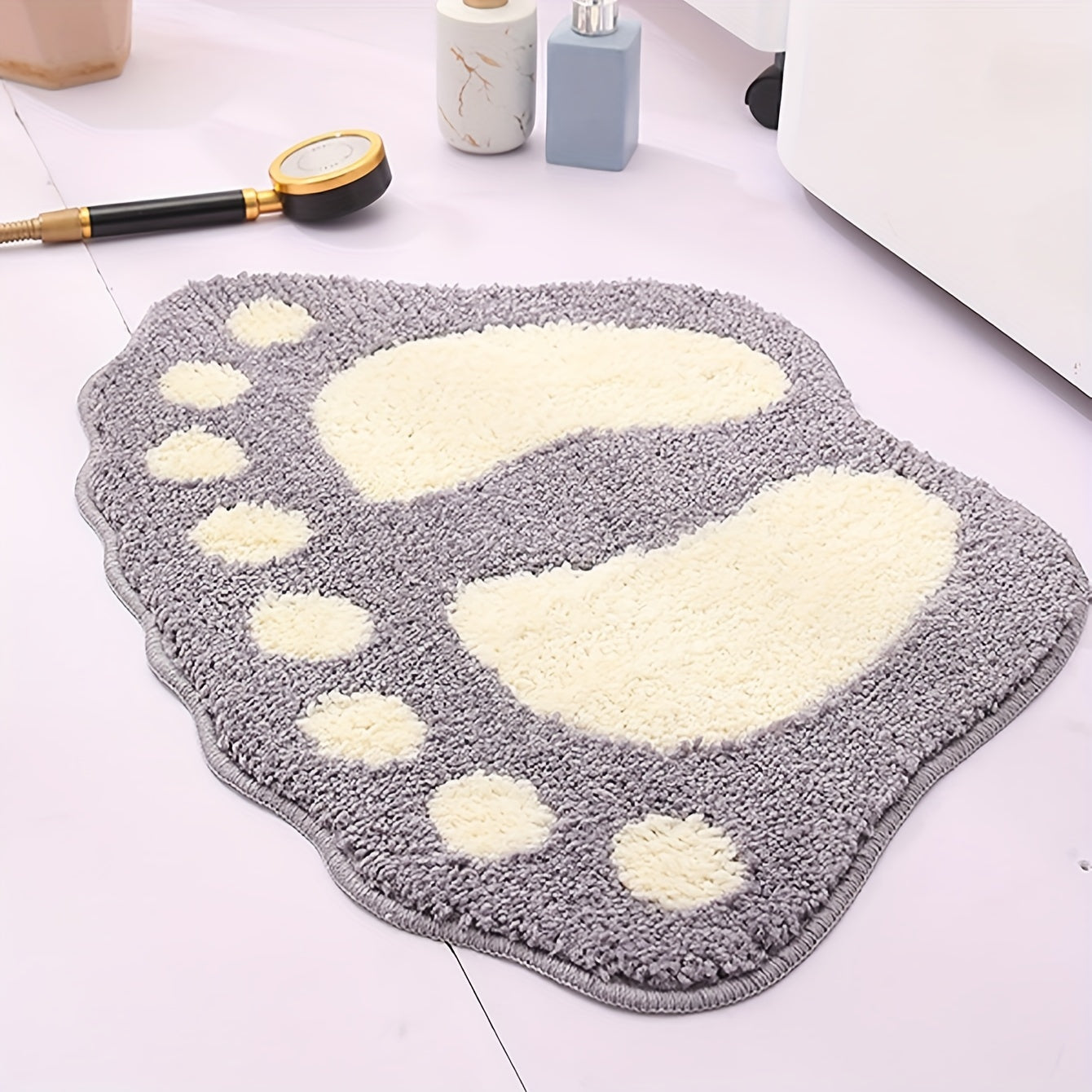 Yumshoq va qulay kulrang hammom gilami, super so‘ruvchan mikroto‘qima bilan tayyorlangan, sirpanmaydigan orqa qismi bilan. Kuzgi bezaklar, hammom, oshxona, kir yuvish xonasi, yotoqxona, dush va ichki foydalanish uchun mukammal. Ushbu zamonaviy va...