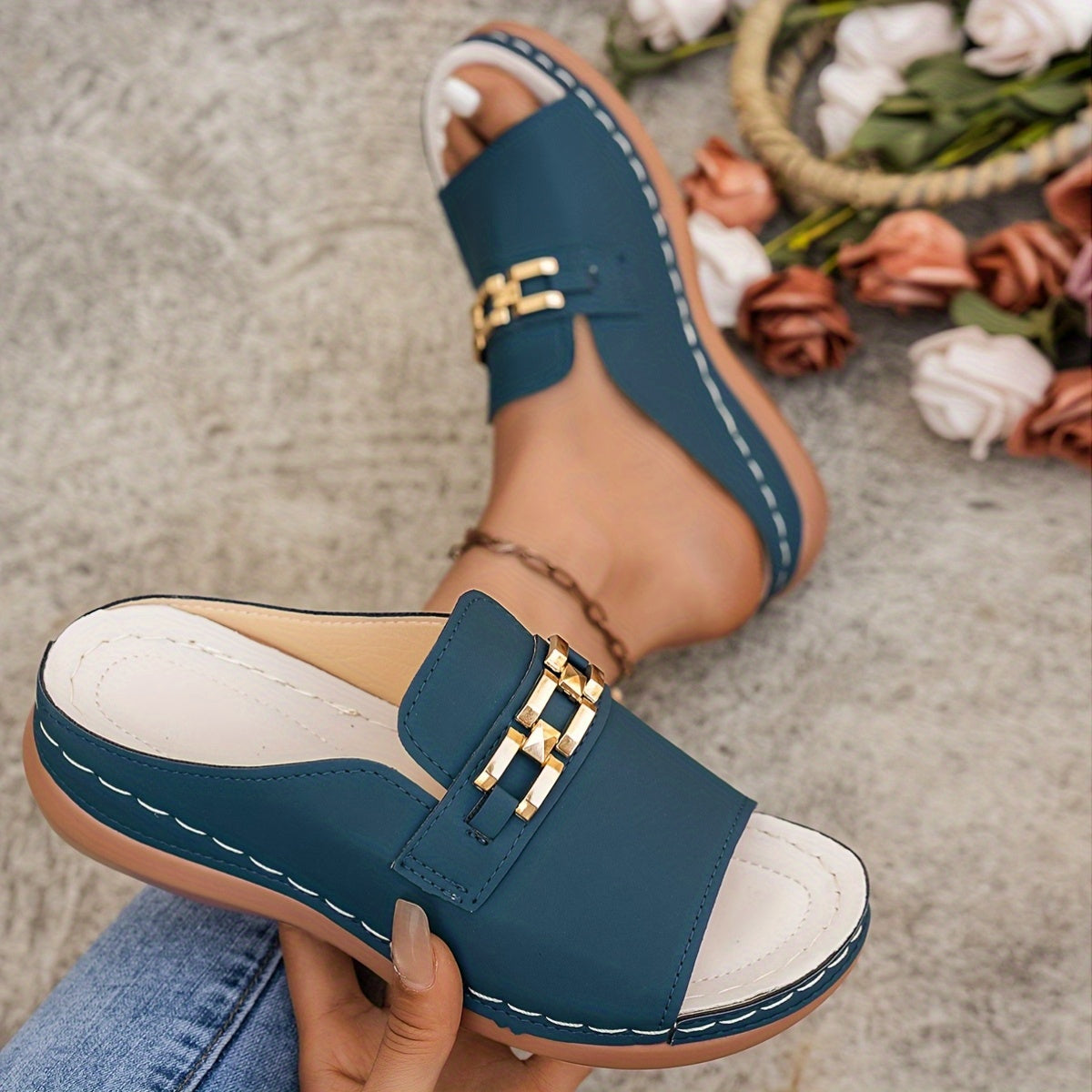 Ayollar uchun oq rangli qalin poyali platforma sandallari ochiq barmoqli, yopiq bo'lmagan, osongina kiyiladigan