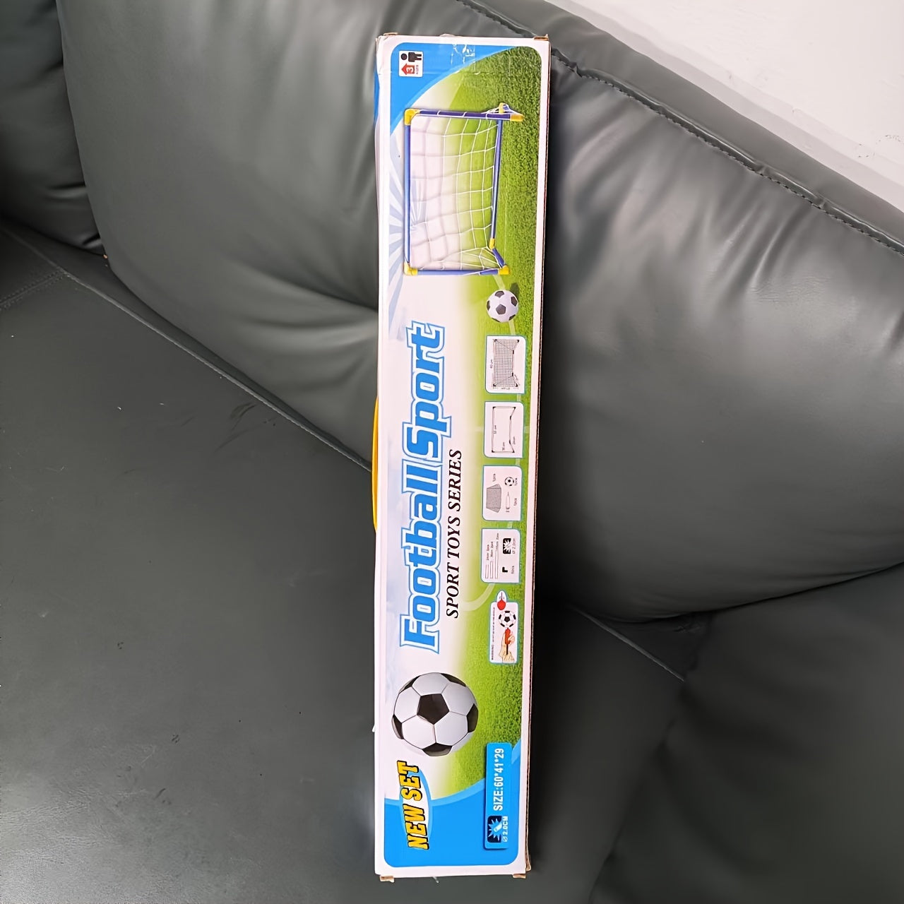 Ichki mikro to'p futboli maqsadi to'plami, pompasi va qog'oz qadoqlashdagi plastik to'p bilan. To'p tarmog'i kiritilgan, o'lchami 60 sm x 40 sm. Oson yig'iladi, park yoki plyajga olib borish uchun qulay.