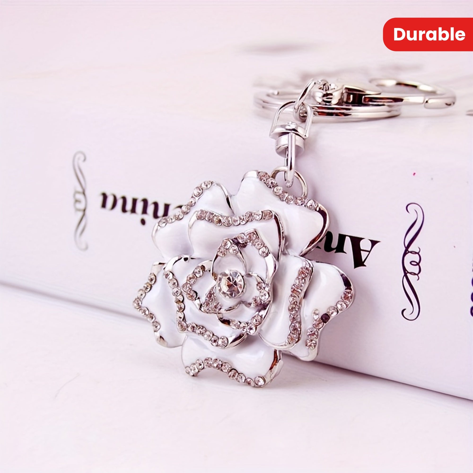 Разноцветные брелоки-цветы в форме розы, изготовленные из прочного сплава, идеально подходят для сумок, автомобилей и телефонов, добавляя элегантный штрих.