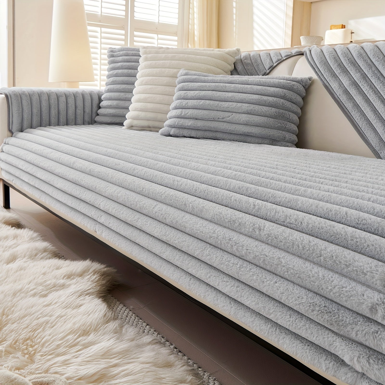 Barcha turdagi divanlar uchun mo'ljallangan, sun'iy quyon junidan tayyorlangan zamonaviy plush divan qoplamasi, mushuk va it egalari uchun iliqlik va himoya ta'minlaydi.