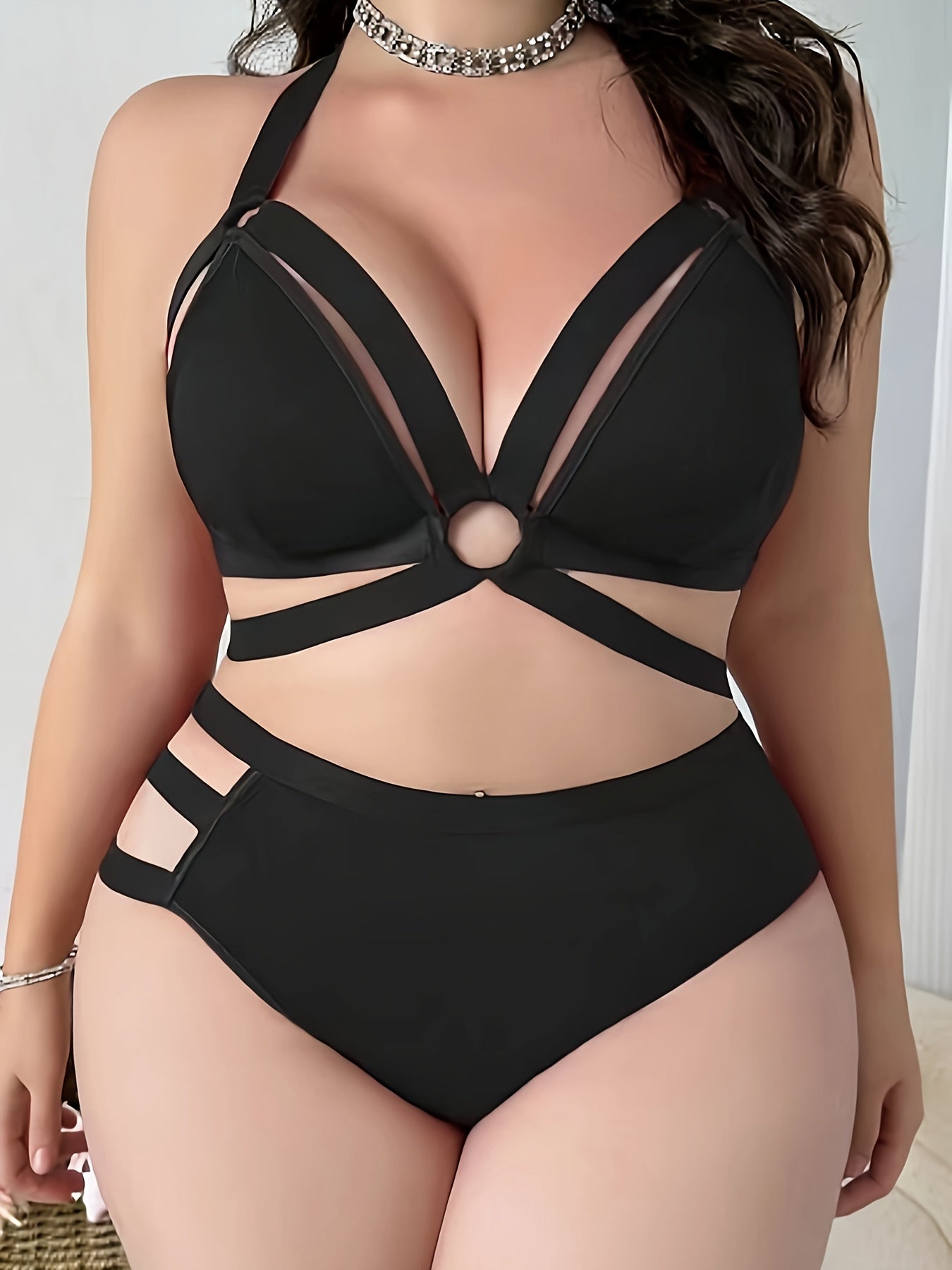 Kross tafsilotlari bilan plussayz ichki kiyim to'plami, o'rtacha cho'ziluvchan trikotaj mato, qulay bustier va korset kostyumi.