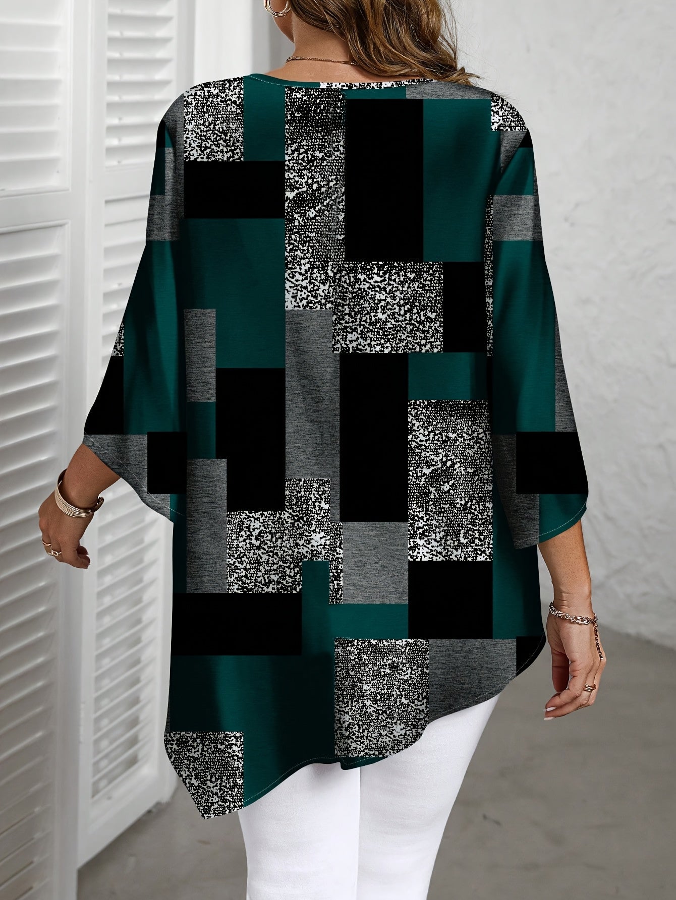 Plus o'lcham ayollar uchun kundalik kofta, geometrik bosma bilan yengil yozki top