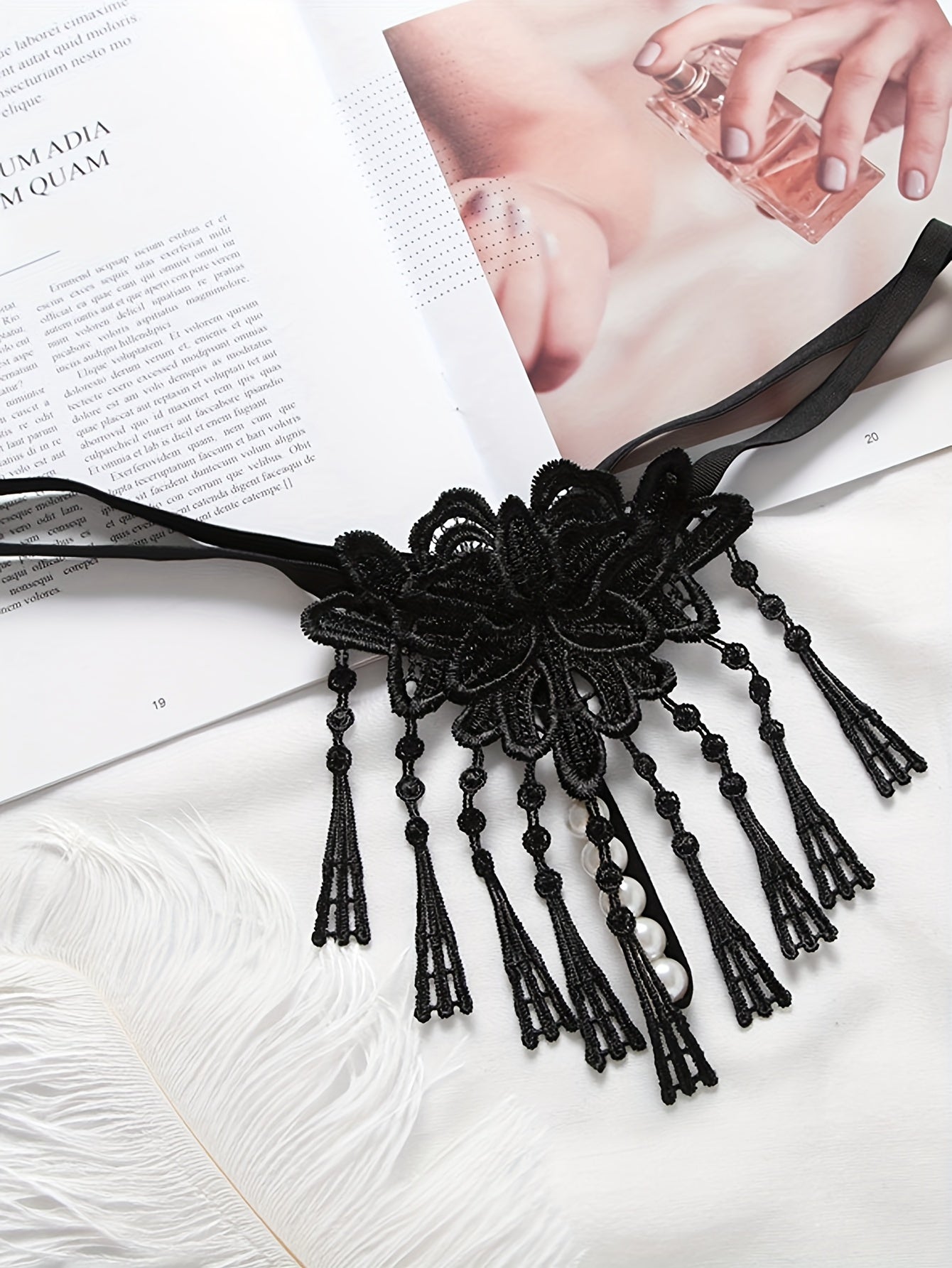 Tasselli dantelli thong, kattalar uchun tikilgan V-string ichki kiyim.