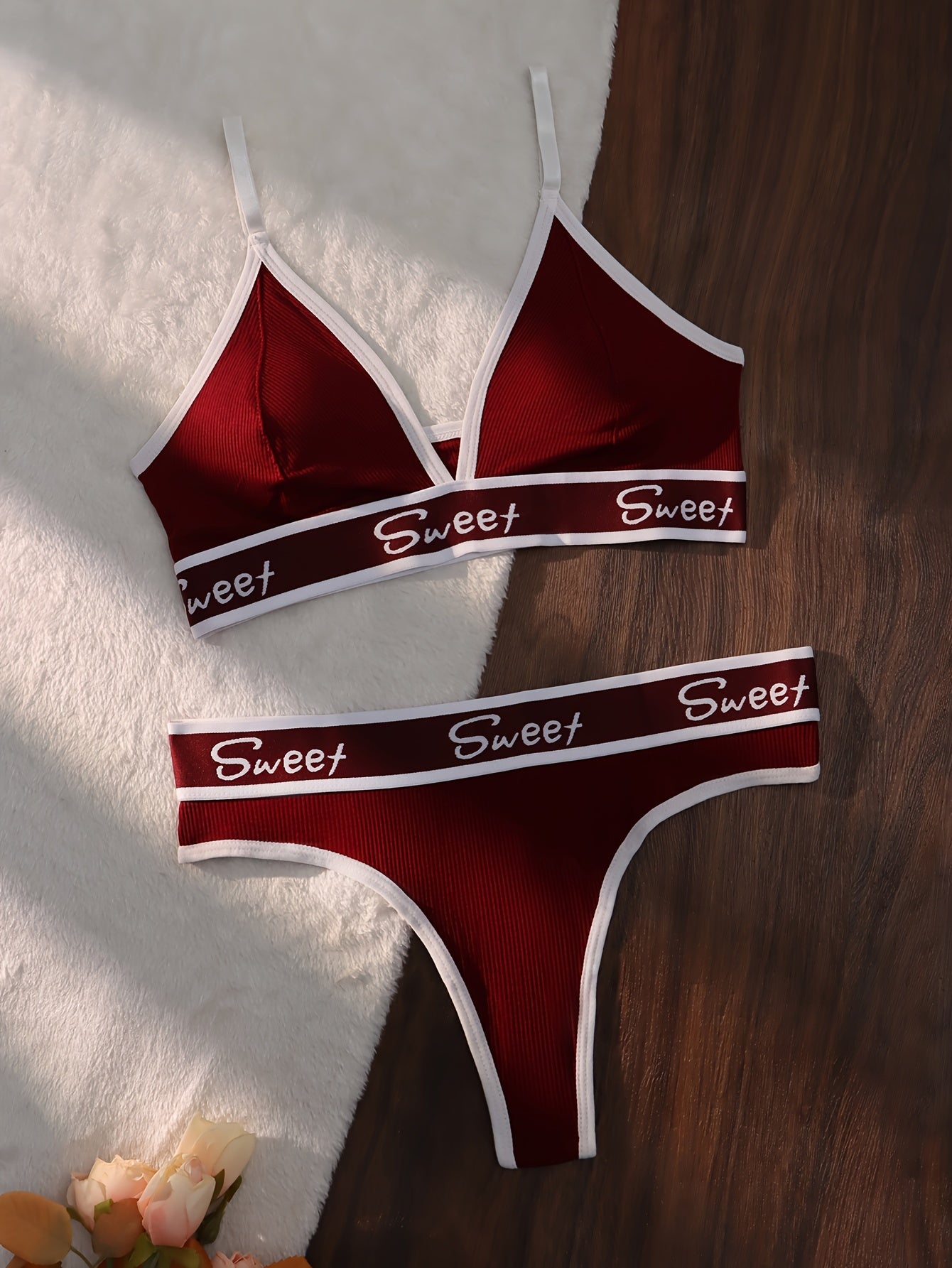 Ayollar uchun rangli blokli kamzuli brassiy va thong bilan harf bosma, sport ichki kiyim to'plami.