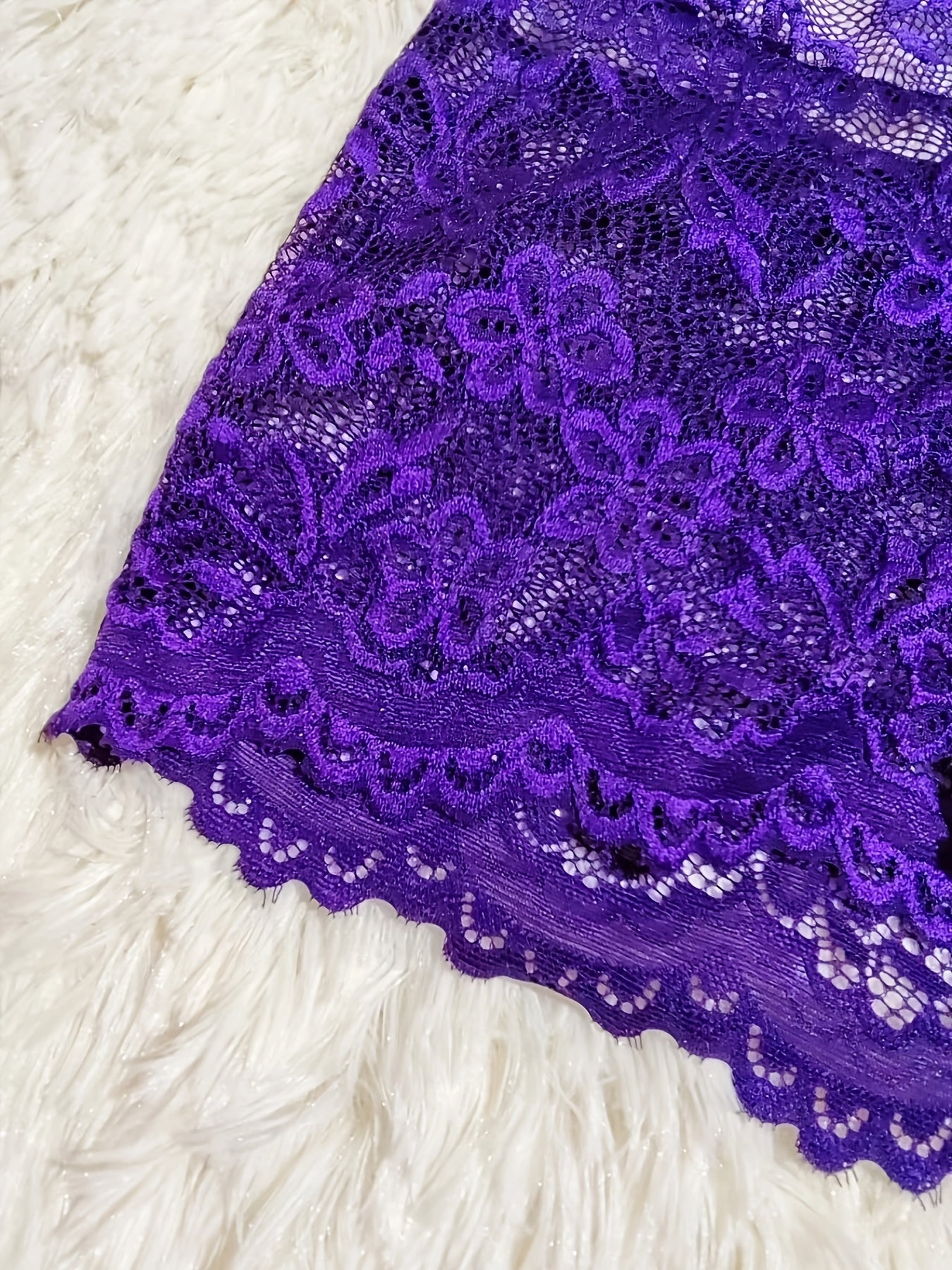 Jozibali dantel bodysuit, kesish tasmasi dizayni va yurak olmosi tafsiloti bilan, 95% polyester va 5% elastan to'qima matodan tayyorlangan. Yostiqsiz, ayollar uchun zamonaviy bir parcha ichki kiyim.