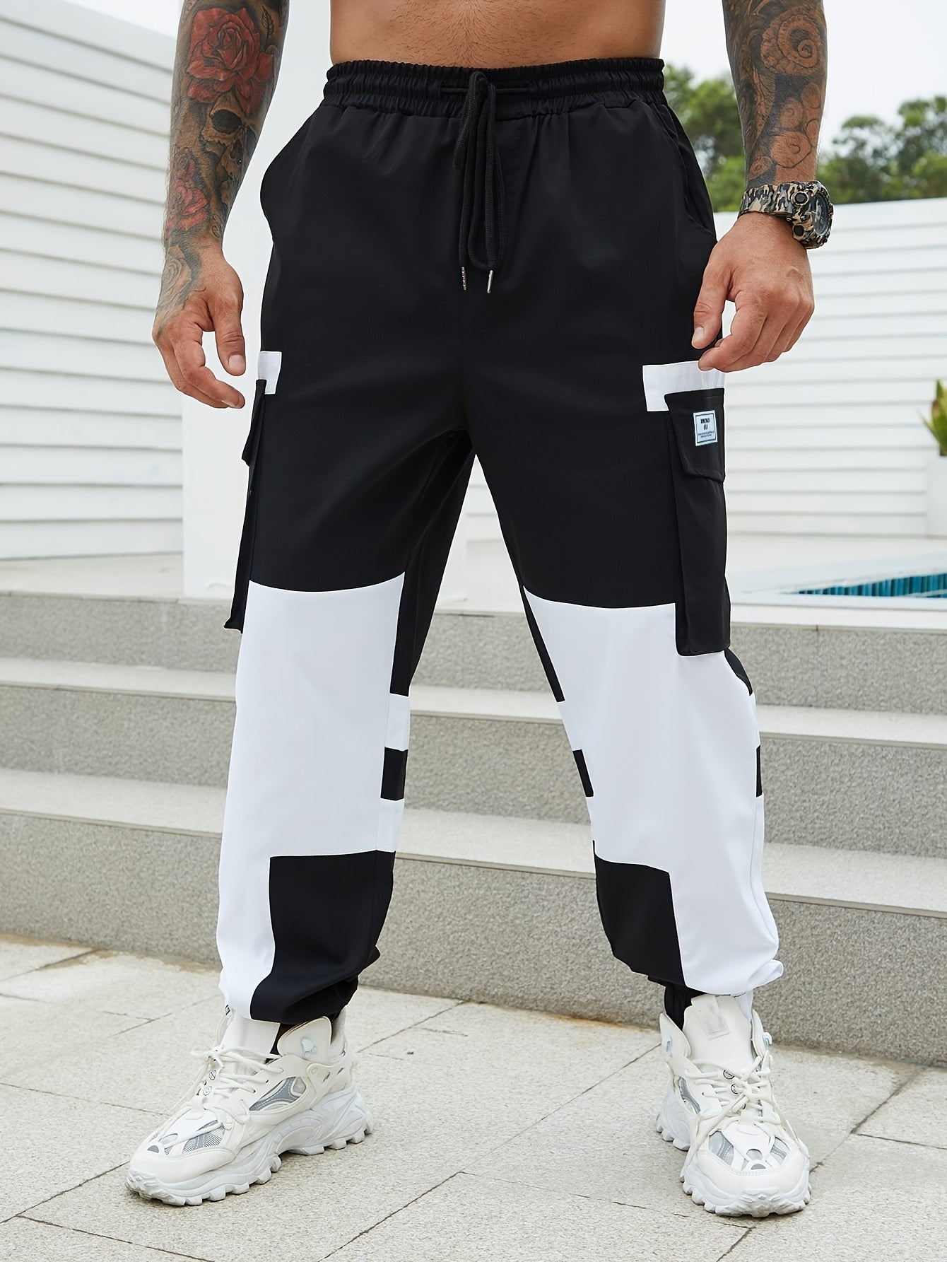 Katta o'lchamdagi erkaklar uchun asimmetrik rangli blokli yuk shimlari, sport ko'chasi uslubi uchun mukammal.