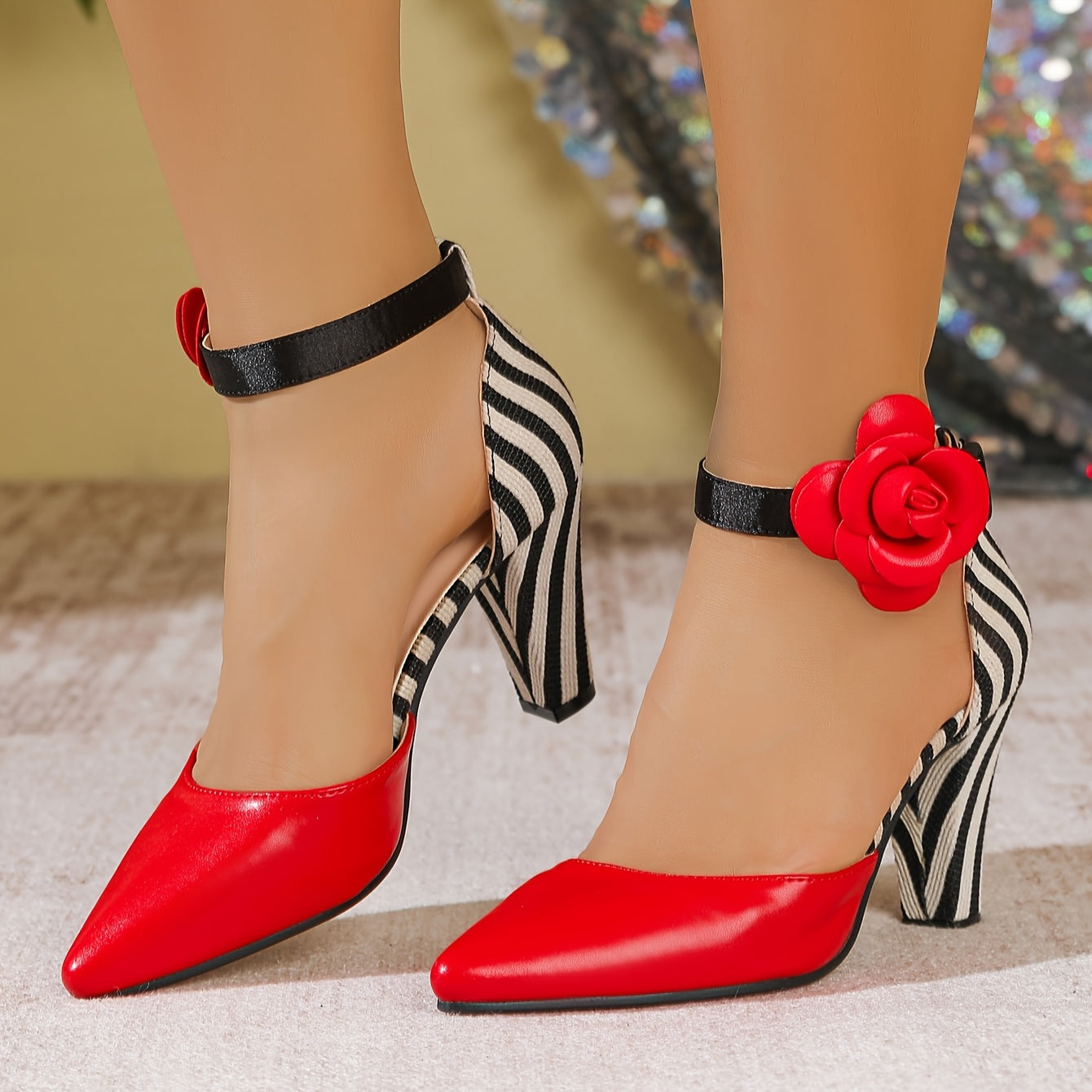 Ayollar uchun rang-barang to'qnashgan o'qtovli poyabzal, qizil gul va qalin tagli