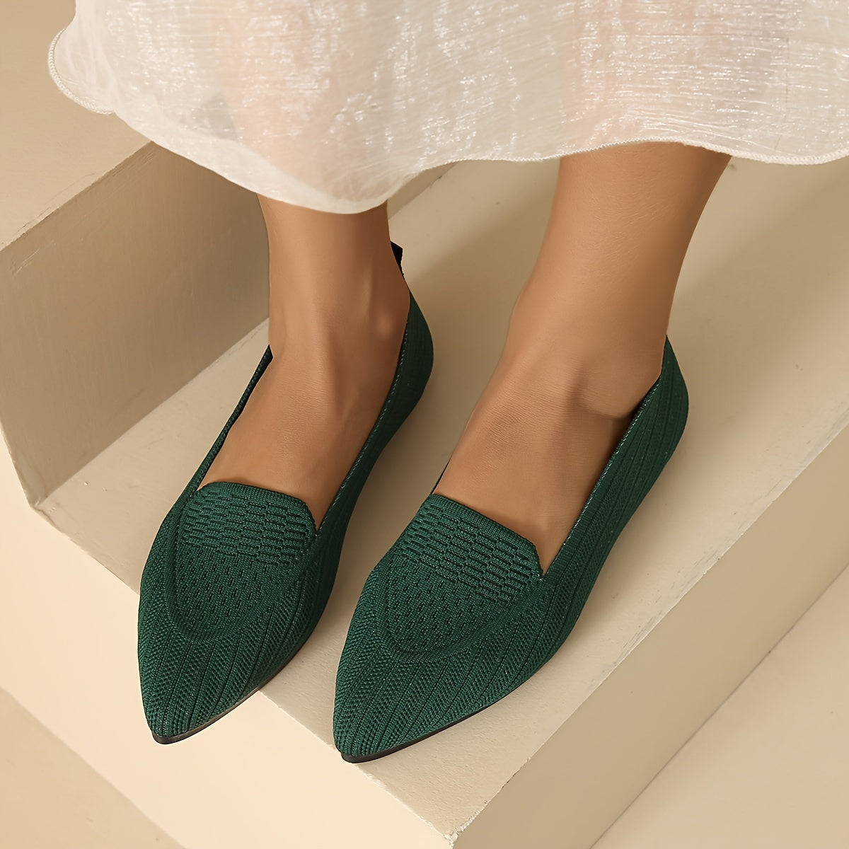 Ayollar uchun mustahkam ranglarda yumshoq, engil to'qilgan tekis poyabzal, nuqtali barmoq va havo o'tkazuvchi dizayn bilan.