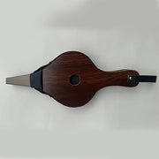 An'anaviy yog'och pechka puflagichi qora sun'iy charm aksentlari va mis qotishmalari bilan - olov pitlari, yog'och pechlar va sayohatlar uchun qo'l bilan tayyorlangan puflagich asbobi, osish halqasi bilan birga