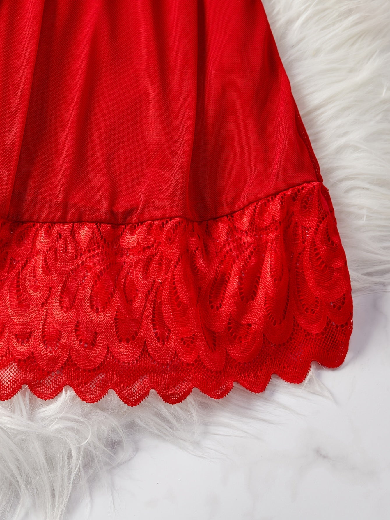 Ayollar uchun jozibali kiyimlar: chuqur V shaklidagi, spaghetti bilaklari, orqasi ochiq dizayn va tanga.