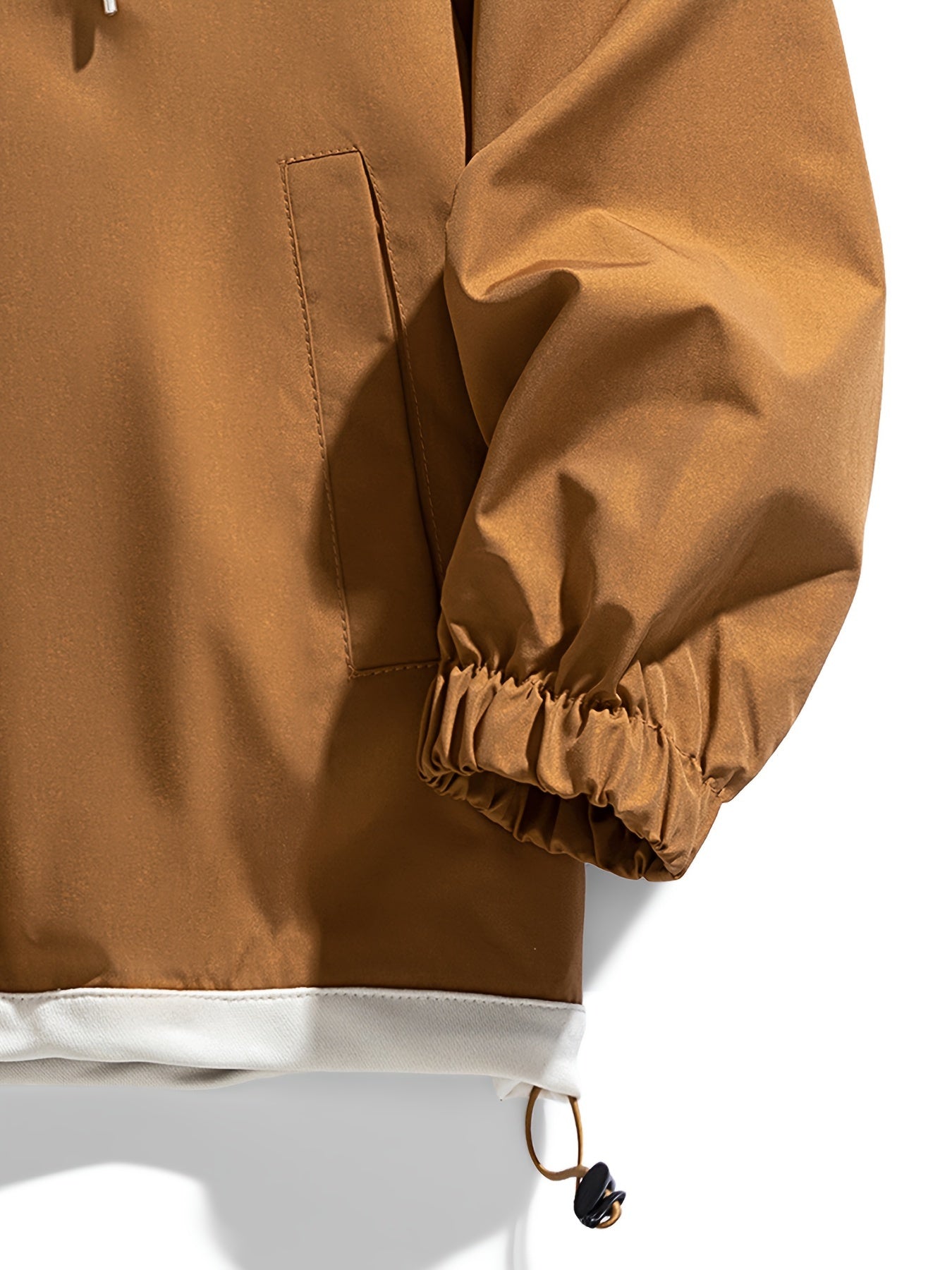 Erkaklar uchun rangli blok dizayni, kapüşon, mansetlar va fermuarlı cho'ntaklari bo'lgan zamonaviy shamol o'tkazmaydigan kurtka, polyesterdan tayyorlangan, kuz/qish mavsumida erkin kiyinish uchun.