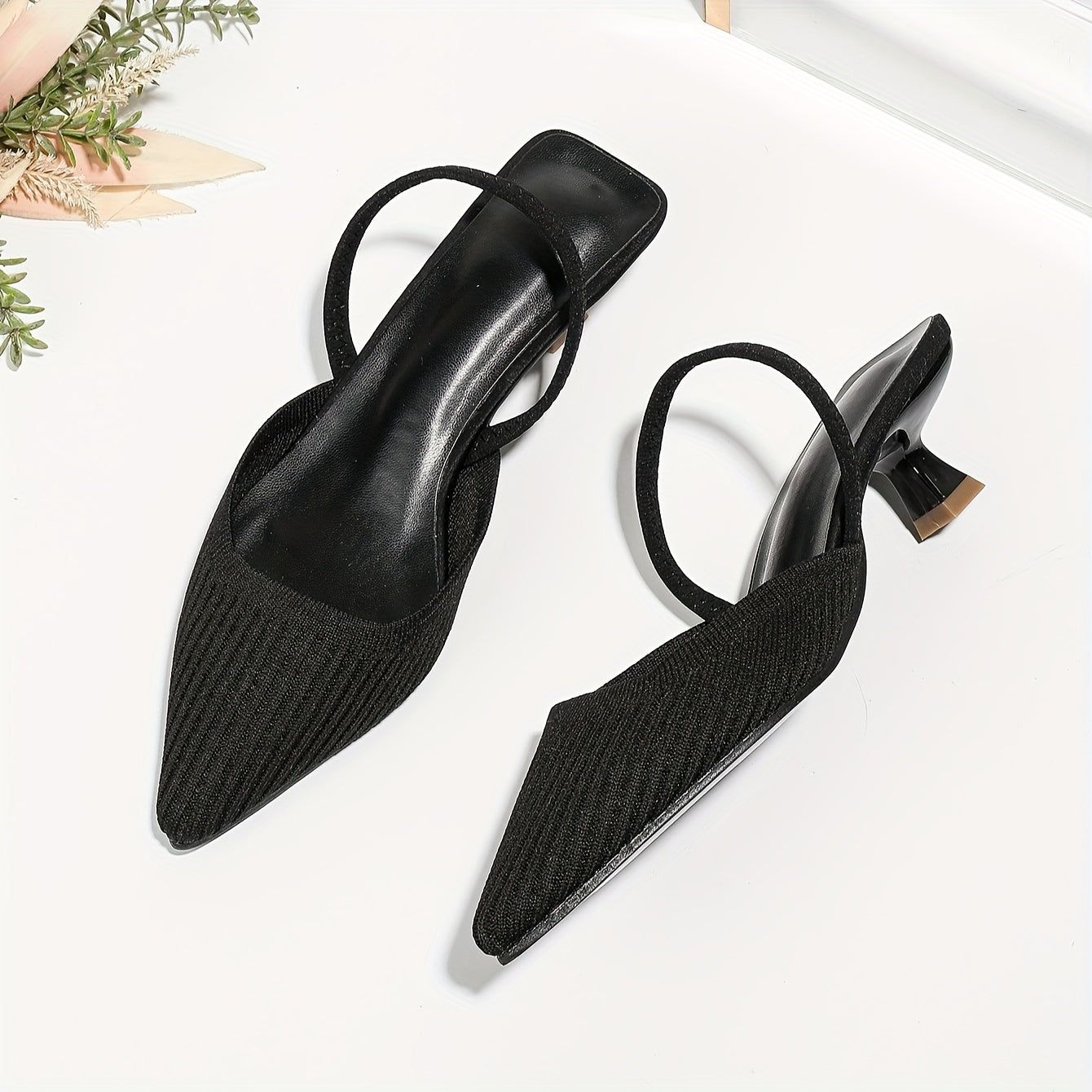 Ayollar uchun rangli trikotaj mules, kengaytirilgan to'pi va slingback uslubi bilan, qulaylik uchun zamonaviy nuqtali barmoq dizayni bilan.