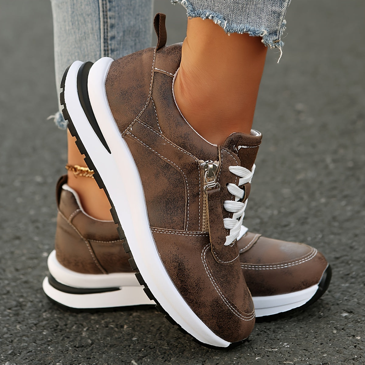 Women's Casual Lightweight Low Top Sneakers with Lace-Up Round Toe Fabric Lining