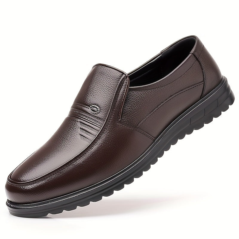 Erkaklar uchun bir xil rangdagi yuqori donali mol terisidan tayyorlangan slip-on loafer poyabzal, qulay, mustahkam va sirpanmaydigan yurish uchun. Ofis uchun ideal.