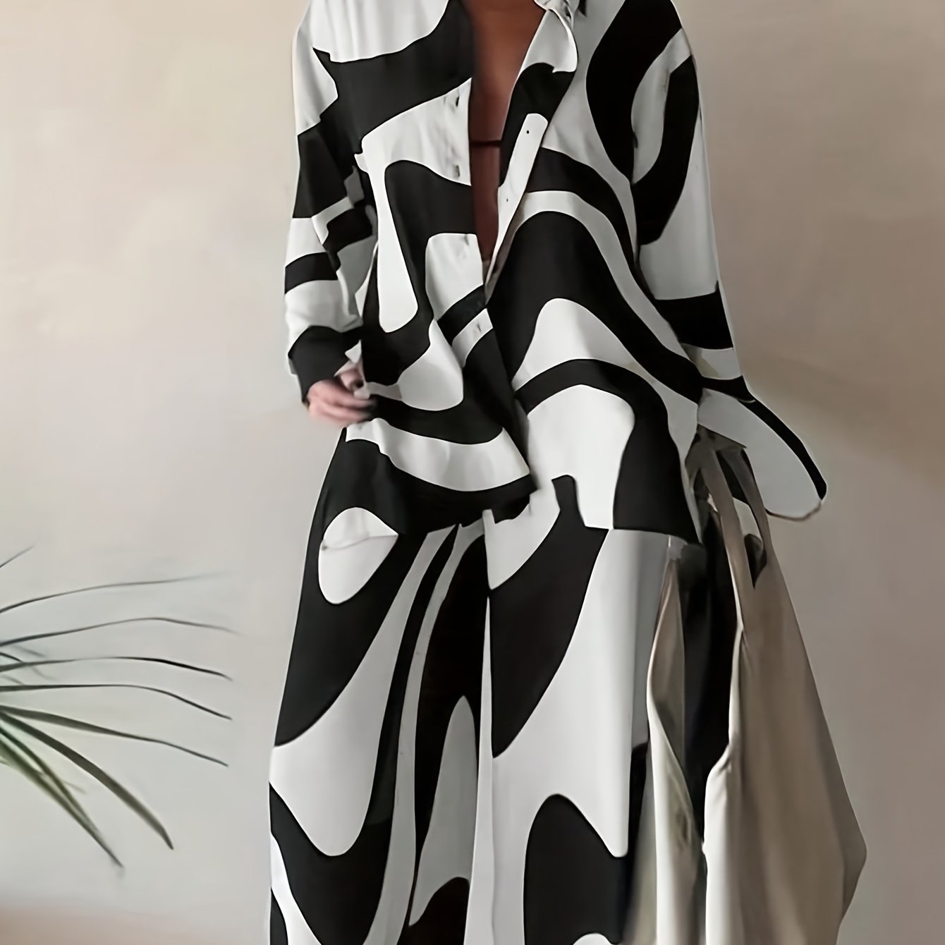 Katta o'lchamdagi ayollar uchun bahor kiyimlari: tugmachali old qismli ko'ylak bilan zamonaviy rangli blokli shimlar to'plami.