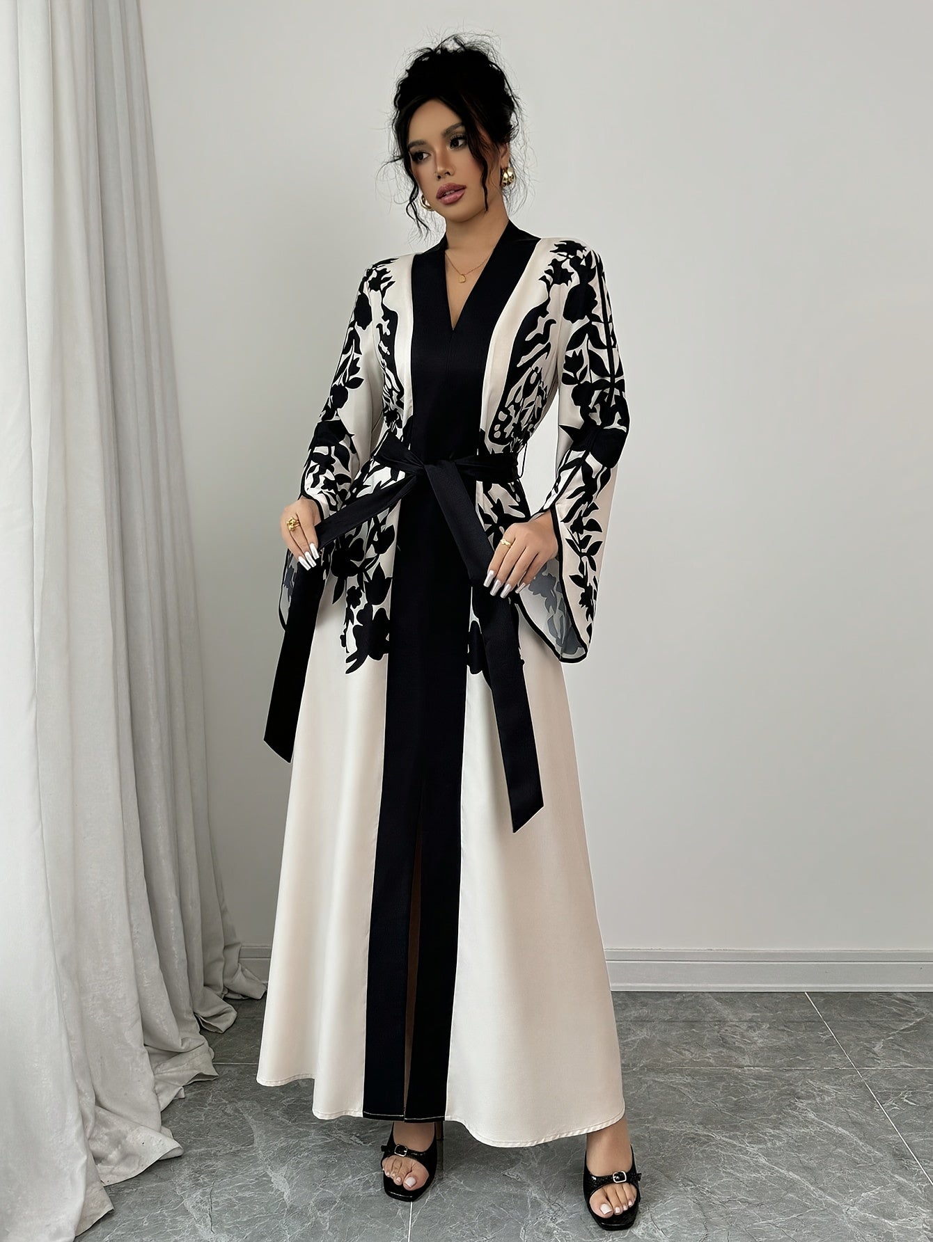 Элегантное длинное платье-макси с длинными рукавами, поясом с цветочным и животным принтом, V-образным вырезом и широкой юбкой-каскадом